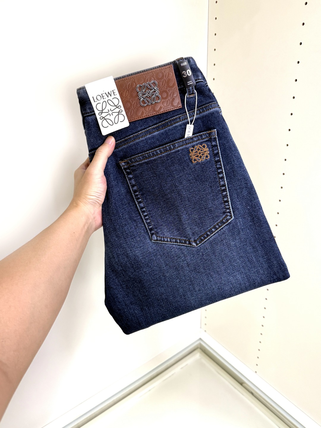 NO:601078,Loewe's hot trend is coming. New and new products are available at counters. The physical store has the best original 1:1 jeans in the counter, suitable for all ages. The highest version of European imported fabrics on the market. Comfortable, soft and skin-friendly, with super upper body effect, fashionable and versatile, straight and stylish, a wardrobe must-have!  Suitable for any occasion, size 30-40,,loewe,loewe,jeans,alexander wang19860909Loewe 罗意威 爆款来袭 新款新品 专柜有售 实体店已极品牛仔裤专柜原版1:1好货,适合各个年龄段.市场最高版本的欧洲进口面料.舒适柔软亲肤,上身效果超级棒时尚百搭,笔挺有型,衣橱必备！适合任何场合穿着 尺码30-40,,loewe,loewe,jeans,alexander wang,Men's clothing