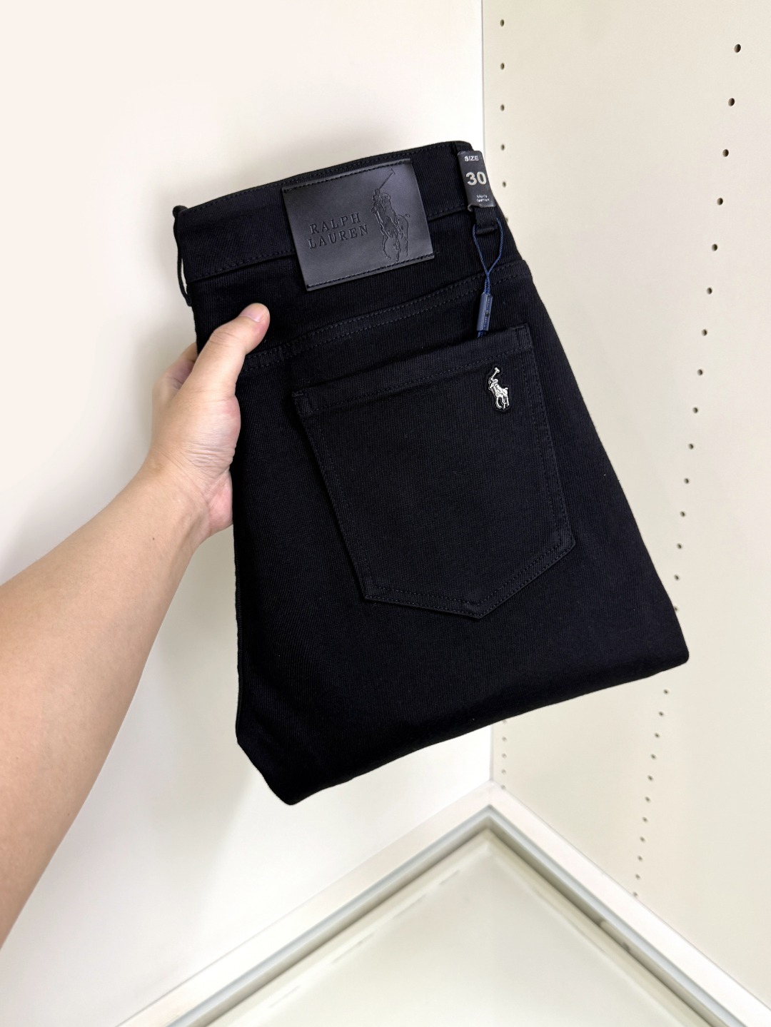 NO:601081,POLO Paul's popular style is coming. New and new products are available at counters. The physical store has the best jeans counter with original 1:1 quality products, suitable for all ages. The highest version of European imported fabrics on the market. Comfortable, soft and skin-friendly, with super upper body effect, fashionable and versatile, straight and stylish, a wardrobe must-have!  Suitable for any occasion, size 30-40,,jeans,alexander wang19860909POLO 保罗 爆款来袭 新款新品 专柜有售 实体店已极品牛仔裤专柜原版1:1好货,适合各个年龄段.市场最高版本的欧洲进口面料.舒适柔软亲肤,上身效果超级棒时尚百搭,笔挺有型,衣橱必备！适合任何场合穿着 尺码30-40,,jeans,alexander wang,Men's clothing