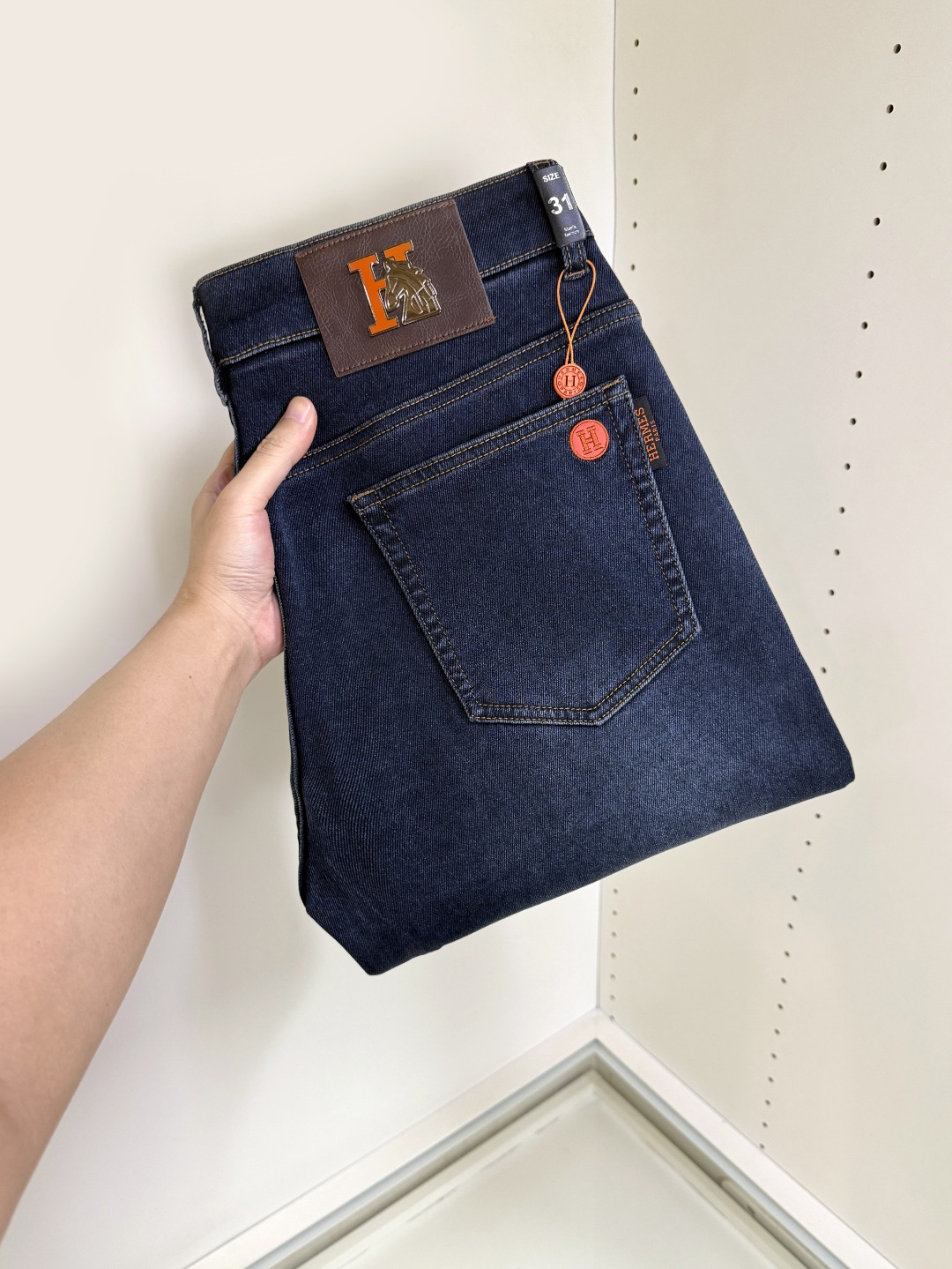 NO:601084,Hermes Hermes' hottest new products are coming. New products are available at counters. The physical store has the best jeans counters with original 1:1 quality products, suitable for all ages. The highest version of European imported fabrics on the market. Comfortable, soft and skin-friendly, the upper body effect is super fashionable and versatile, straight and stylish, a wardrobe must-have!  Suitable for any occasion, sizes 30-40,,hermes,hermes,jeans,alexander wang19860909Hermes 爱马仕 爆款来袭 新款新品 专柜有售 实体店已极品牛仔裤专柜原版1:1好货,适合各个年龄段.市场最高版本的欧洲进口面料.舒适柔软亲肤,上身效果超级棒时尚百搭,笔挺有型,衣橱必备！适合任何场合穿着 尺码30-40,,hermes,hermes,jeans,alexander wang,Men's clothing