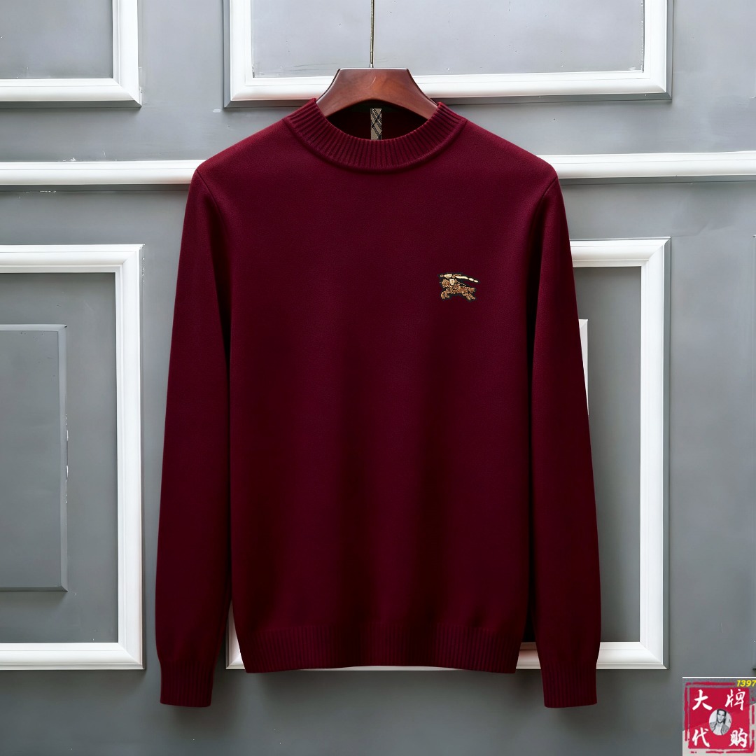 NO:609075,Burberry half-turtleneck sweater, fine wool blended sweater, part of the brand's high-end main line, patented top-level blending, using innovation to interpret conventional styles. The configuration of the fabric is subversive. The details are remarkable and cost-effective. The Meri wool yarn is of excellent quality. It feels super soft, delicate, soft, non-pilling and does not deform. The upper body is extremely skin-friendly and comfortable, and can be worn alone with a jacket.  Can also be worn alone. Size M-4XL,,burberry,burberry,jackets & coats,sweaters,alexander wang19860909Burberry 巴宝莉 半高领毛衣,精品羊毛混纺毛衫 隶属品牌高端主线 专利顶级混纺 以创新来阐释常规款式 面料的配置更是颠覆常往 细节可圈可点 性价比超高 美利羊毛纱线品质优良 手感超级柔软、细腻、柔软和不起球且不变形 上身极致亲肤舒适 可贴身单穿外搭外套 也可单外穿.码数M-4XL,,burberry,burberry,jackets & coats,sweaters,alexander wang,Men's clothing