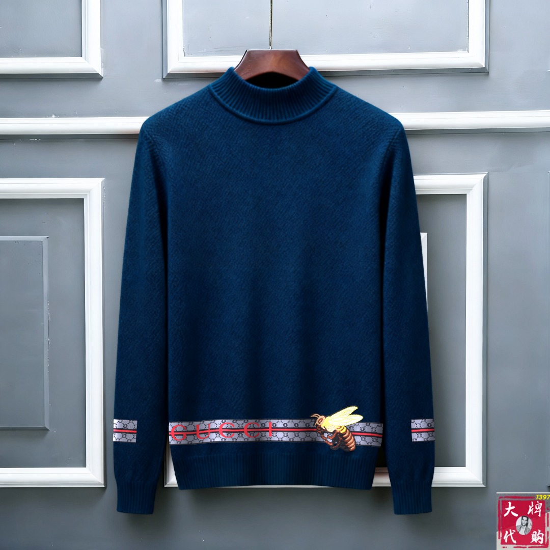 NO:609095,Gucci half-turtleneck sweater, fine wool blended sweater. It belongs to the brand's high-end main line. Patented top-level blending uses innovation to interpret conventional styles. The configuration of the fabric is subversive. The details are remarkable and the price-performance ratio is very high. The Meri wool yarn is of excellent quality. It feels super soft, delicate, soft and non-pilling and does not deform. The upper body is extremely skin-friendly and comfortable. It can be worn alone with a jacket.  Can also be worn alone. Sizes M-4XL,,gucci,jackets & coats,sweaters,alexander wang19860909Gucci 古奇 半高领毛衣,精品羊毛混纺毛衫 隶属品牌高端主线 专利顶级混纺 以创新来阐释常规款式 面料的配置更是颠覆常往 细节可圈可点 性价比超高 美利羊毛纱线品质优良 手感超级柔软、细腻、柔软和不起球且不变形 上身极致亲肤舒适 可贴身单穿外搭外套 也可单外穿.码数M-4XL,,gucci,jackets & coats,sweaters,alexander wang,Men's clothing