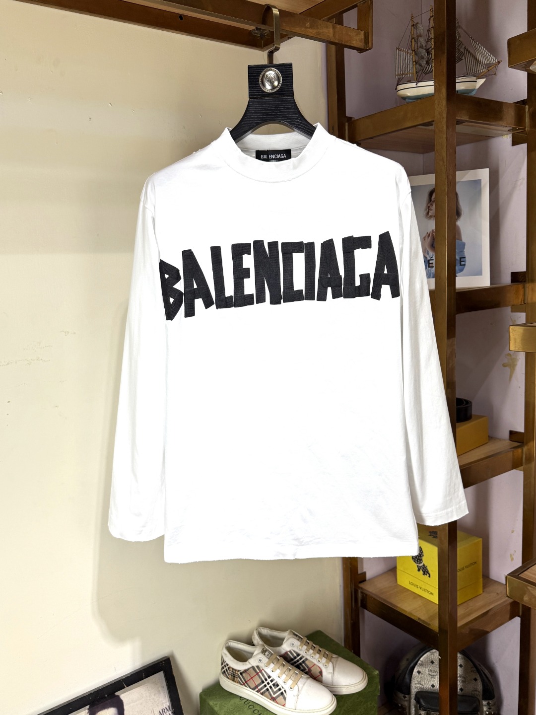 NO:648673,Balenciaga, Made in Italy, selects long-staple cotton yarn, 260g worsted high-count heavyweight custom-woven fabric, washes at high temperature before cutting to shape, and washes the finished product softly. The wearing feeling is skin-friendly cotton and soft, natural drape. Counter synchronization. Slightly dropped shoulders and loose version. Can be salty or sweet. Suitable for both men and women. Super versatile, original original standard~ Sizes S-XL,,balenciaga,balenciaga,alexander wang19860909Balenciaga 巴黎世家 意大利制造 甄选长绒棉纱 260g精纺高支重磅定织面料 裁前高温洗水定型 成品再洗柔 穿着感受亲肤棉柔 垂感自然 专柜同步 微落肩宽松版型 可盐可甜 男女皆宜 超百搭,原版原标～ 尺码 S-XL,,balenciaga,balenciaga,alexander wang,Men's clothing