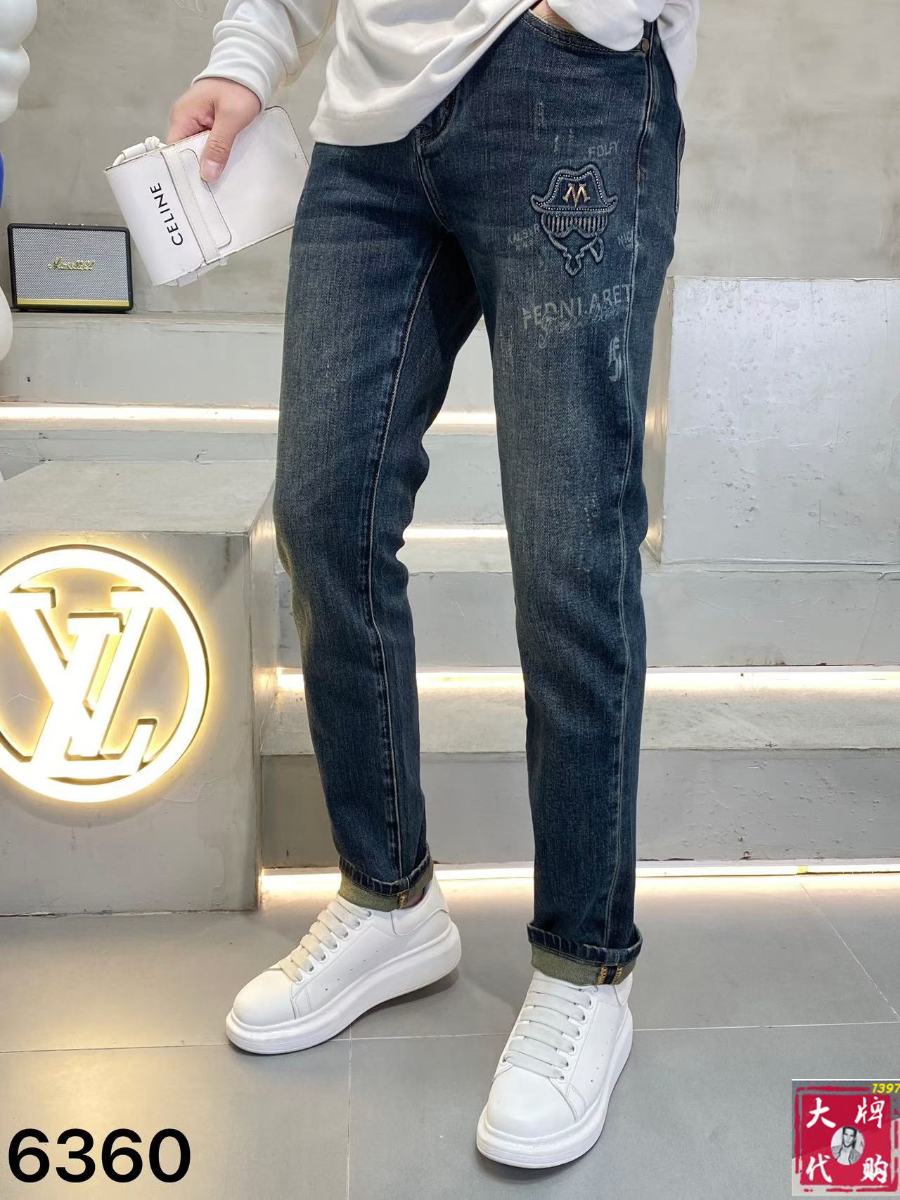 NO:622298,Fendi Fendi highly recommends high-end European products, the latest counter series for autumn and winter, high-end customized slim fit jeans, the latest fashion week catwalk models, perfect hardware decoration, overweight craft design, fashion essentials, simple and versatile style, pure hand embroidery and sewing, original color yeast washing process, selected heavy denim denim fabric (pure cotton) three-dimensional tailoring, perfect details, the best product!  (Micro stretch) Size 29-38,,fendi,fendi,jeans,alexander wang19860909Fendi 芬迪 重磅推荐高端欧货 秋冬最新专柜系列 高端订制修身小脚牛仔裤 最新时装周走秀款 完美五金装饰 超重工艺设计 时尚必备品 简约百搭款 纯手工刺绣缝制 原色酵母水洗工艺 精选重磅丹宁牛仔面料（纯棉）立体剪裁 完美细节 巅峰佳品！（微弹力）尺码29-38,,fendi,fendi,jeans,alexander wang,Men's clothing