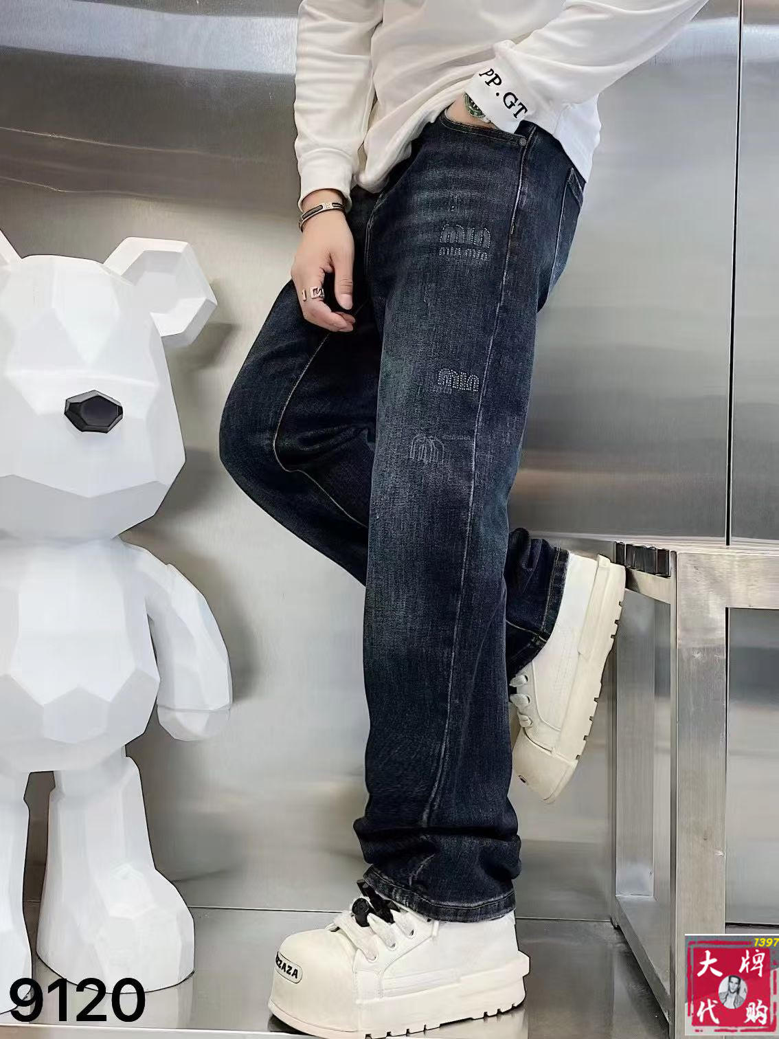 NO:622327,MIUMIU highly recommends high-end European products, the latest counter series for autumn and winter, high-end customized slim fit jeans, the latest fashion week catwalk models, perfect hardware decoration, overweight craft design, fashion must-haves, simple and versatile styles, pure hand embroidery and sewing, original color yeast washing process, selected heavy denim denim fabric (pure cotton) three-dimensional tailoring, perfect details, the best product!  (Micro stretch) Size 29-38,,miumiu,jeans,alexander wang19860909MIUMIU缪缪 重磅推荐高端欧货 秋冬最新专柜系列 高端订制修身小脚牛仔裤 最新时装周走秀款 完美五金装饰 超重工艺设计 时尚必备品 简约百搭款 纯手工刺绣缝制 原色酵母水洗工艺 精选重磅丹宁牛仔面料（纯棉）立体剪裁 完美细节 巅峰佳品！（微弹力）尺码29-38,,miumiu,jeans,alexander wang,Men's clothing