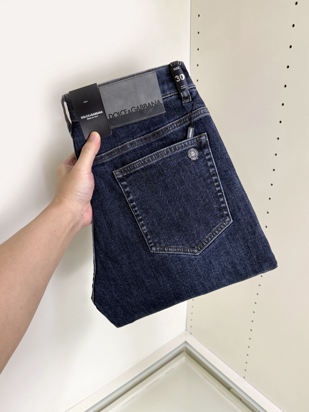 NO:627028,DG Dolce & Gabbana's hottest new products are coming. New products are available at counters. The physical store has the best jeans counters with original 1:1 good products, suitable for all ages. The highest version of European imported fabrics on the market. Comfortable, soft and skin-friendly, with super upper body effect, fashionable and versatile, straight and stylish, a wardrobe must-have!  Suitable for any occasion, sizes 30-40, Dolce&Gabbana, jeans, alexander wang19860909DG 杜嘉班纳 爆款来袭 新款新品 专柜有售 实体店已极品牛仔裤专柜原版1:1好货,适合各个年龄段.市场最高版本的欧洲进口面料.舒适柔软亲肤,上身效果超级棒时尚百搭,笔挺有型,衣橱必备！适合任何场合穿着 尺码30-40,,Dolce&Gabbana,jeans,alexander wang,Men's clothing