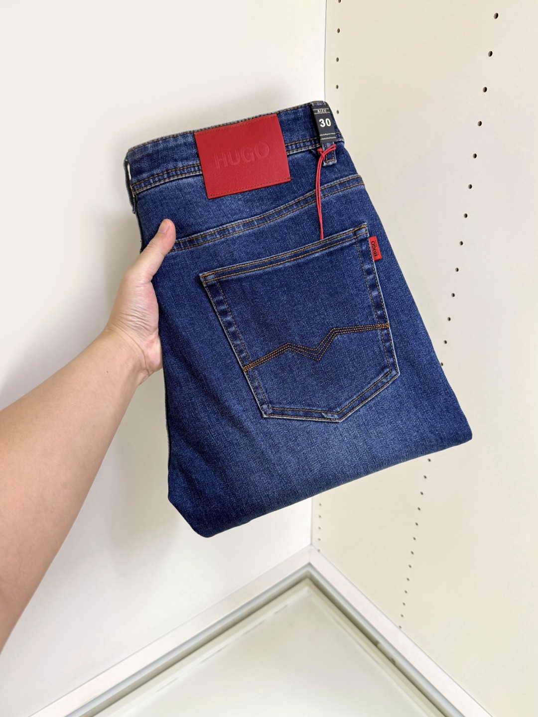 NO:627047,BOSS's hottest new products are coming. New products are available at counters. The best jeans counters in physical stores have original 1:1 quality products, suitable for all ages. The highest version of European imported fabrics on the market. Comfortable, soft and skin-friendly, with super upper body effects. Fashionable and versatile, straight and stylish, a wardrobe must-have!  Suitable for any occasion, size 30-40,,jeans,alexander wang19860909BOSS 波士 爆款来袭 新款新品 专柜有售 实体店已极品牛仔裤专柜原版1:1好货,适合各个年龄段.市场最高版本的欧洲进口面料.舒适柔软亲肤,上身效果超级棒时尚百搭,笔挺有型,衣橱必备！适合任何场合穿着 尺码30-40,,jeans,alexander wang,Men's clothing