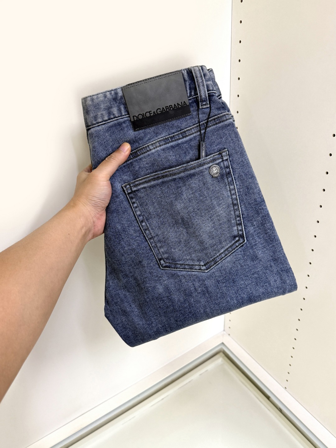 NO:627053,DG Dolce & Gabbana's hottest new products are coming. New products are available at counters. The physical store has the best jeans counters with original 1:1 good products, suitable for all ages. The highest version of European imported fabrics on the market. Comfortable, soft and skin-friendly, with super upper body effect, fashionable and versatile, straight and stylish, a wardrobe must-have!  Suitable for any occasion, sizes 30-40, Dolce&Gabbana, jeans, alexander wang19860909DG 杜嘉班纳 爆款来袭 新款新品 专柜有售 实体店已极品牛仔裤专柜原版1:1好货,适合各个年龄段.市场最高版本的欧洲进口面料.舒适柔软亲肤,上身效果超级棒时尚百搭,笔挺有型,衣橱必备！适合任何场合穿着 尺码30-40,,Dolce&Gabbana,jeans,alexander wang,Men's clothing