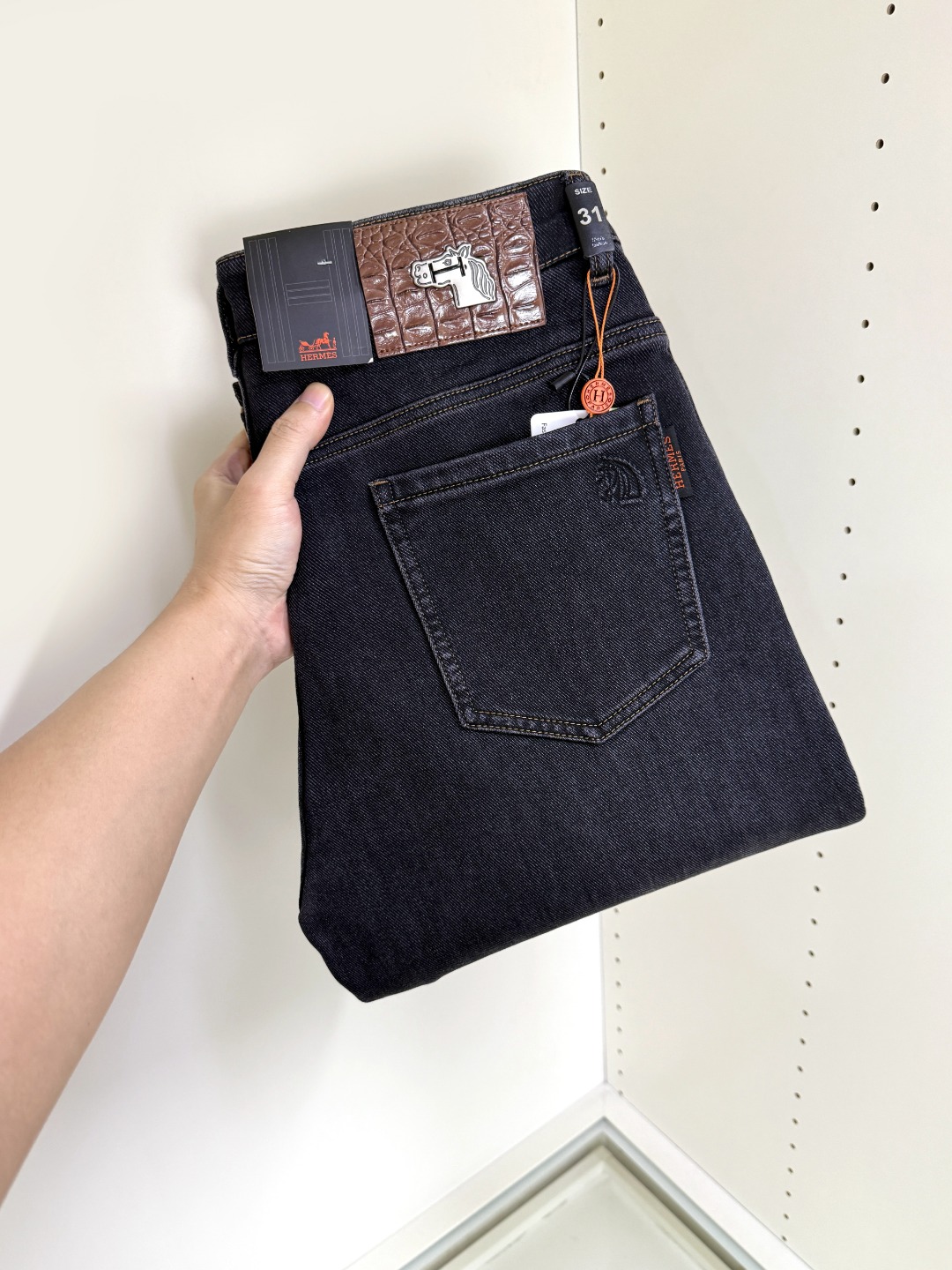 NO:627058,Hermes Hermes' hottest new products are coming. New products are available at counters. The physical store has the best jeans counters with original 1:1 quality products, suitable for all ages. The highest version of European imported fabrics on the market. Comfortable, soft and skin-friendly, the upper body effect is super fashionable and versatile, straight and stylish, a wardrobe must-have!  Suitable for any occasion, sizes 30-40,,hermes,hermes,jeans,alexander wang19860909Hermes 爱马仕 爆款来袭 新款新品 专柜有售 实体店已极品牛仔裤专柜原版1:1好货,适合各个年龄段.市场最高版本的欧洲进口面料.舒适柔软亲肤,上身效果超级棒时尚百搭,笔挺有型,衣橱必备！适合任何场合穿着 尺码30-40,,hermes,hermes,jeans,alexander wang,Men's clothing