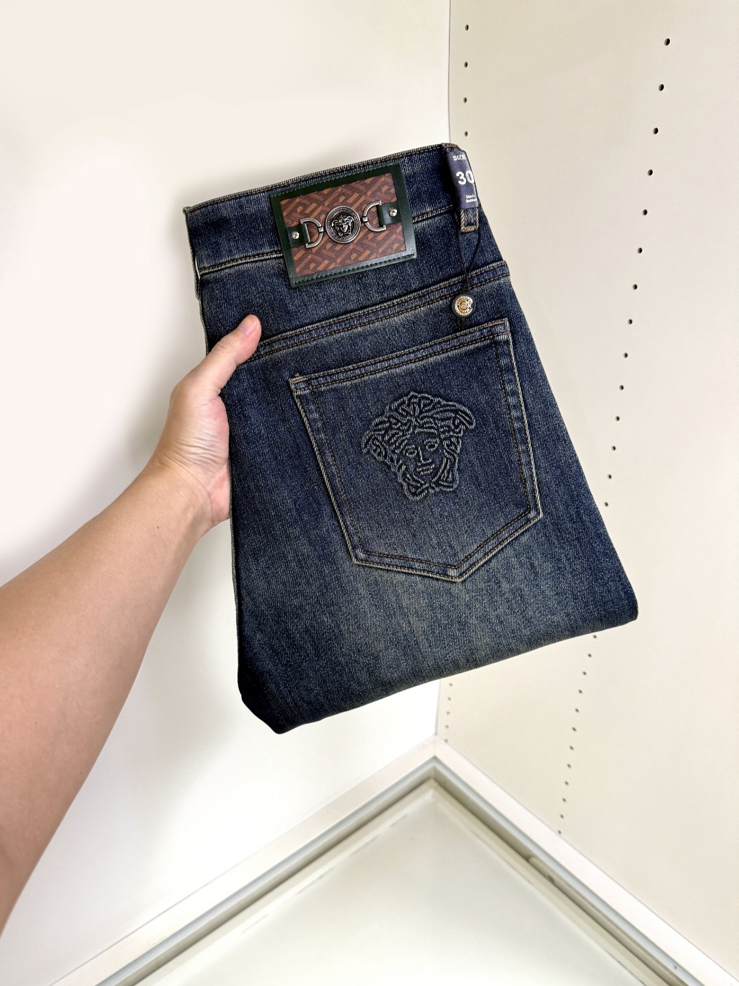 NO:627064,Versace's hottest styles are coming. New products are available at counters. The physical store has the best jeans counters with original 1:1 quality products, suitable for all ages. The highest version of European imported fabrics on the market. Comfortable, soft and skin-friendly, with super upper body effect, fashionable and versatile, straight and stylish, a wardrobe must-have!  Suitable for any occasion, sizes 30-40,,versace,versace,jeans,alexander wang19860909Versace 范思哲 爆款来袭 新款新品 专柜有售 实体店已极品牛仔裤专柜原版1:1好货,适合各个年龄段.市场最高版本的欧洲进口面料.舒适柔软亲肤,上身效果超级棒时尚百搭,笔挺有型,衣橱必备！适合任何场合穿着 尺码30-40,,versace,versace,jeans,alexander wang,Men's clothing