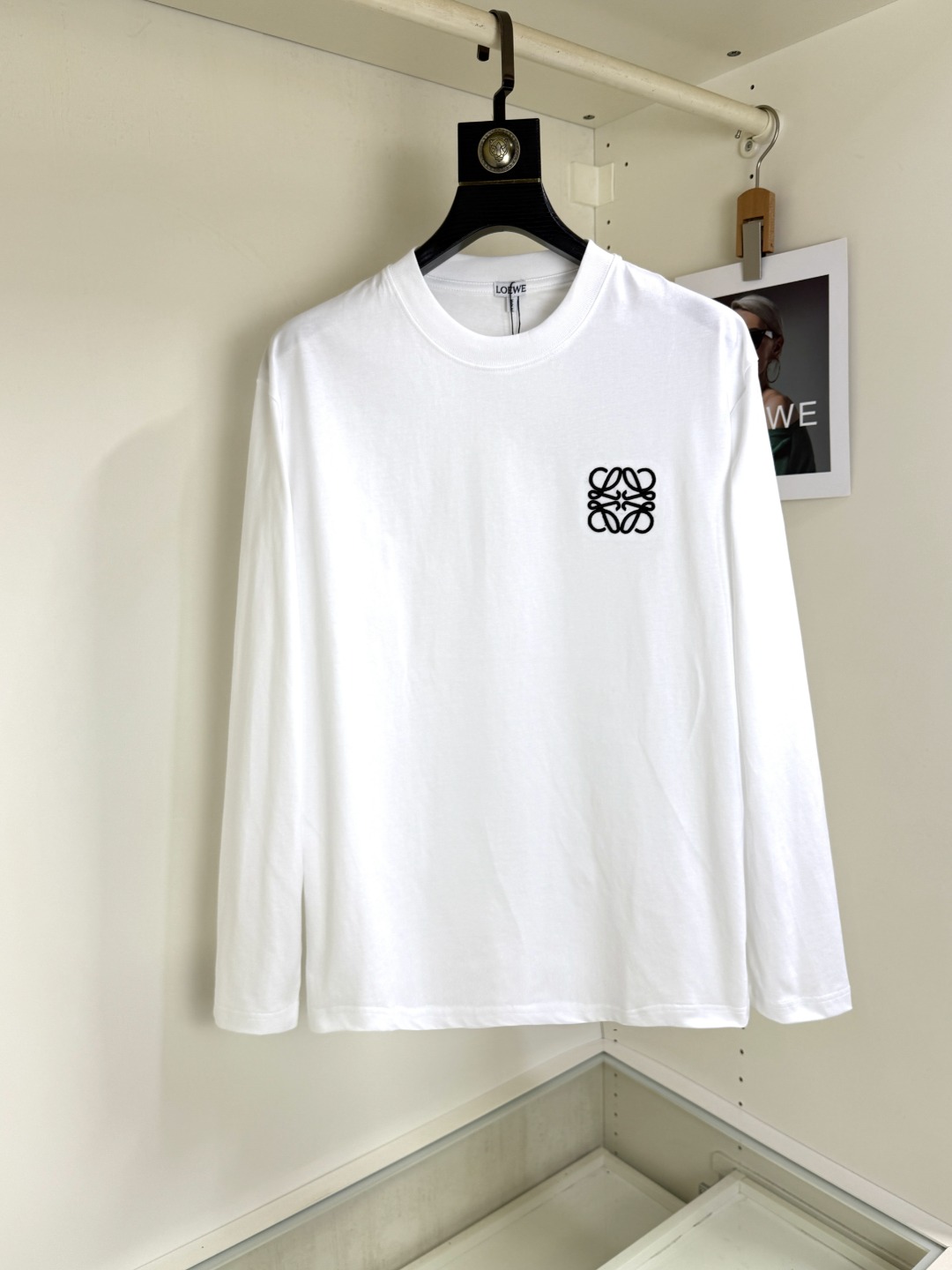 NO:681433,Loewe 2025 autumn and winter round neck embroidered long-sleeved T-shirt base layer  The elemental logo badge highlights the charm of casual fashion and still leads the fashion trend. It selects long-staple cotton yarn and 260g worsted high-count heavyweight custom-woven and dyed fabrics. It is washed at high temperature before cutting and set, and the finished product is washed softly. It feels skin-friendly and soft when worn, and has a natural drape. The counter is synchronized with the slightly dropped shoulders and loose version. It can be salty or sweet, suitable for both men and women, and is super versatile. Using machine embroidery, the delicate and full texture is highlighted, bringing a new experience to fashionable sports and leisure!  !  Size XS-XL,,loewe,loewe,tees,t-shirt,19860909Loewe 罗意威 2025秋冬 圆领刺绣长袖T恤打底衫 元素性的Logo徽章凸显休闲时尚魅力,依然独领时尚风骚,甄选长绒棉纱,260g精纺高支重磅定织定染面料,裁前高温洗水定型,成品再洗柔,穿着感受亲肤棉柔,垂感自然.专柜同步,微落肩宽松版型,可盐可甜,男女皆宜,超百搭. 采用器械刺绣,细腻饱满的质感突显,为时尚运动休闲带来全新体验！！ 尺码 XS-XL,,loewe,loewe,tees，t-shirt,,Men's clothing