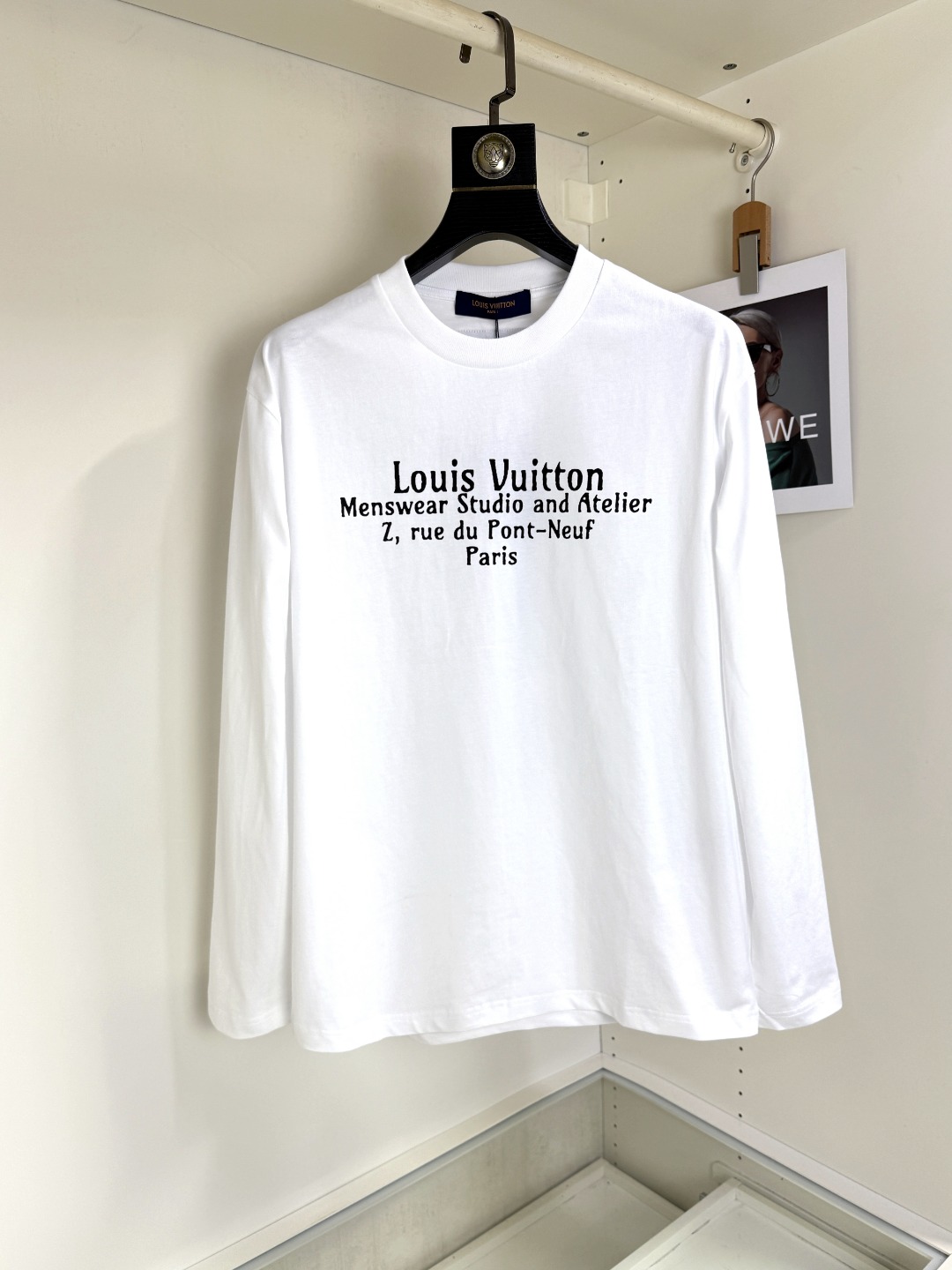 NO:773541,LV Louis Vuitton Fall/Winter 2025 round neck embroidered long-sleeved T-shirt bottoming shirt. The elemental logo badge highlights the casual fashion charm and still leads the fashion trend. It selects long-staple cotton yarn and 260g worsted high-count heavy-weight custom-woven and dyed fabrics. It is washed at high temperature before cutting to shape, and the finished product is washed softly. It feels skin-friendly when worn. The cotton is soft and has a natural drape. It is synchronized with the counter and has a slightly dropped shoulder and loose version. It can be salty or sweet, suitable for both men and women, and is super versatile.  Using machine embroidery, the delicate and full texture is highlighted, bringing a new experience to fashion sports and leisure!  !  Size XS-XL,,louis vuitton,louis vuitton,tees,t-shirt,19860909LV 路易威登 2025秋冬 圆领刺绣长袖T恤打底衫 元素性的Logo徽章凸显休闲时尚魅力,依然独领时尚风骚,甄选长绒棉纱,260g精纺高支重磅定织定染面料,裁前高温洗水定型,成品再洗柔,穿着感受亲肤棉柔,垂感自然.专柜同步,微落肩宽松版型,可盐可甜,男女皆宜,超百搭. 采用器械刺绣,细腻饱满的质感突显,为时尚运动休闲带来全新体验！！ 尺码 XS-XL,,louis vuitton,louis vuitton,tees，t-shirt,,Men's clothing