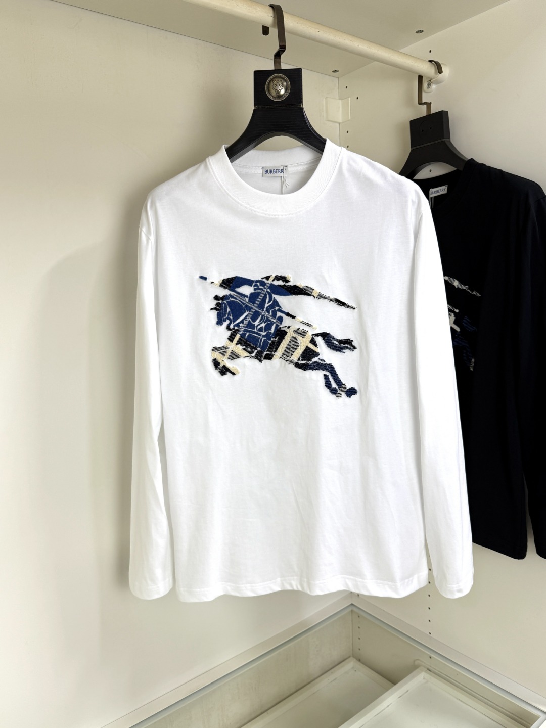 NO:756623,BurBerry round neck embroidered long-sleeved T-shirt bottoming shirt. The elemental logo badge highlights the casual fashion charm and still leads the fashion trend. It selects long-staple cotton yarn and 260g worsted high-count heavyweight custom-woven and dyed fabrics. It is washed at high temperature to set the shape before cutting, and the finished product is washed softly. It feels skin-friendly when worn. The cotton is soft and has a natural drape. It is synchronized with the counter and has a slightly dropped shoulder and loose version. It can be salty or sweet, suitable for both men and women, and is super versatile.  Using machine embroidery, the delicate and full texture is highlighted, bringing a new experience to fashion sports and leisure!  !  Size XS-XL. Burberry Autumn and Winter round neck embroidered long-sleeved T-shirt base layer  The elemental logo badge highlights the charm of casual fashion and still leads the fashion trend. It selects long-staple cotton yarn and 260g worsted high-count heavyweight custom-woven and dyed fabrics. It is washed at high temperature before cutting and set, and the finished product is washed softly. It feels skin-friendly and soft when worn, and has a natural drape. The counter is synchronized with the slightly dropped shoulders and loose version. It can be salty or sweet, suitable for both men and women, and is super versatile. Using machine embroidery, the delicate and full texture is highlighted, bringing a new experience to fashionable sports and leisure!  !  Size XS-XL,,burberry,burberry,tees,t-shirt,19860909BurBerry巴宝莉 圆领刺绣长袖T恤打底衫 元素性的Logo徽章凸显休闲时尚魅力,依然独领时尚风骚,甄选长绒棉纱,260g精纺高支重磅定织定染面料,裁前高温洗水定型,成品再洗柔,穿着感受亲肤棉柔,垂感自然.专柜同步,微落肩宽松版型,可盐可甜,男女皆宜,超百搭. 采用器械刺绣,细腻饱满的质感突显,为时尚运动休闲带来全新体验！！ 尺码 XS-XL. Burberry 巴宝莉 秋冬 圆领刺绣长袖T恤打底衫 元素性的Logo徽章凸显休闲时尚魅力,依然独领时尚风骚,甄选长绒棉纱,260g精纺高支重磅定织定染面料,裁前高温洗水定型,成品再洗柔,穿着感受亲肤棉柔,垂感自然.专柜同步,微落肩宽松版型,可盐可甜,男女皆宜,超百搭. 采用器械刺绣,细腻饱满的质感突显,为时尚运动休闲带来全新体验！！ 尺码 XS-XL,,burberry,burberry,tees，t-shirt,,Men's clothing