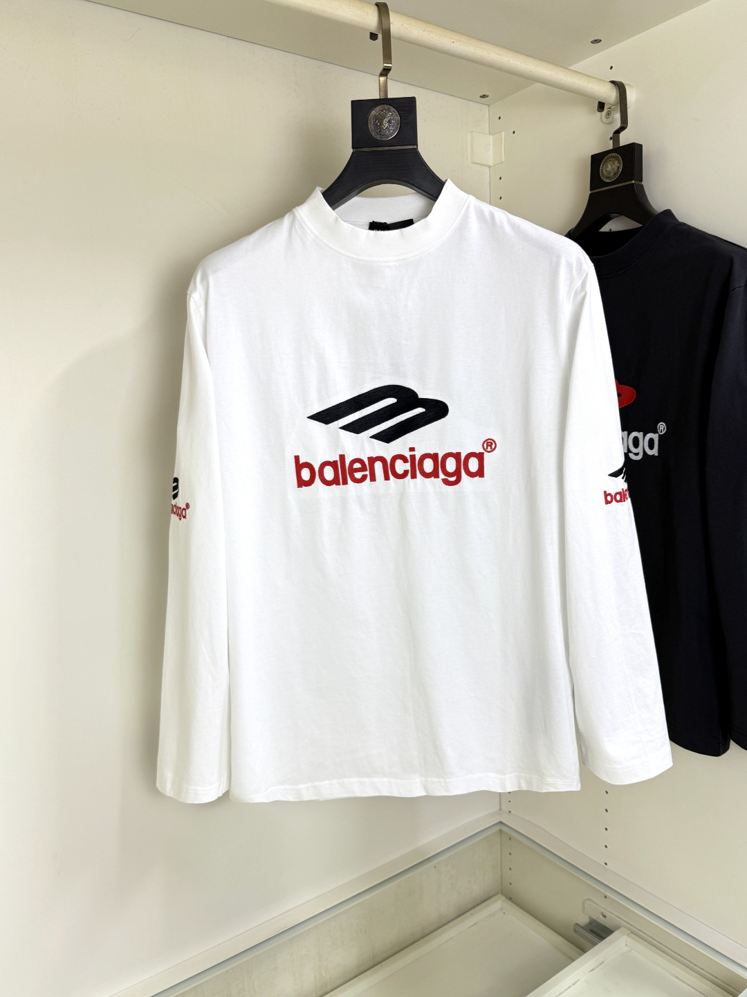 NO:691425,Balenciaga Balenciaga 2025 autumn and winter round neck embroidered long-sleeved T-shirt base layer  The elemental logo badge highlights the charm of casual fashion and still leads the fashion trend. It selects long-staple cotton yarn and 260g worsted high-count heavyweight custom-woven and dyed fabrics. It is washed at high temperature to set the shape before cutting, and the finished product is washed softly. It feels skin-friendly and cotton-soft with natural drape. The counter is synchronized with the slightly dropped shoulders and loose version. It can be salty or sweet, suitable for both men and women. It is super versatile. The use of machine embroidery highlights the delicate and full texture, bringing a new experience to fashionable sports and leisure!  !  Size S-XL,,balenciaga,balenciaga,tees,t-shirt,19860909balenciaga 巴黎世家 2025秋冬 圆领刺绣长袖T恤打底衫 元素性的Logo徽章凸显休闲时尚魅力,依然独领时尚风骚,甄选长绒棉纱,260g精纺高支重磅定织定染面料,裁前高温洗水定型,成品再洗柔,穿着感受亲肤棉柔,垂感自然.专柜同步,微落肩宽松版型,可盐可甜,男女皆宜,超百搭. 采用器械刺绣,细腻饱满的质感突显,为时尚运动休闲带来全新体验！！码数S-XL,,balenciaga,balenciaga,tees，t-shirt,,Men's clothing