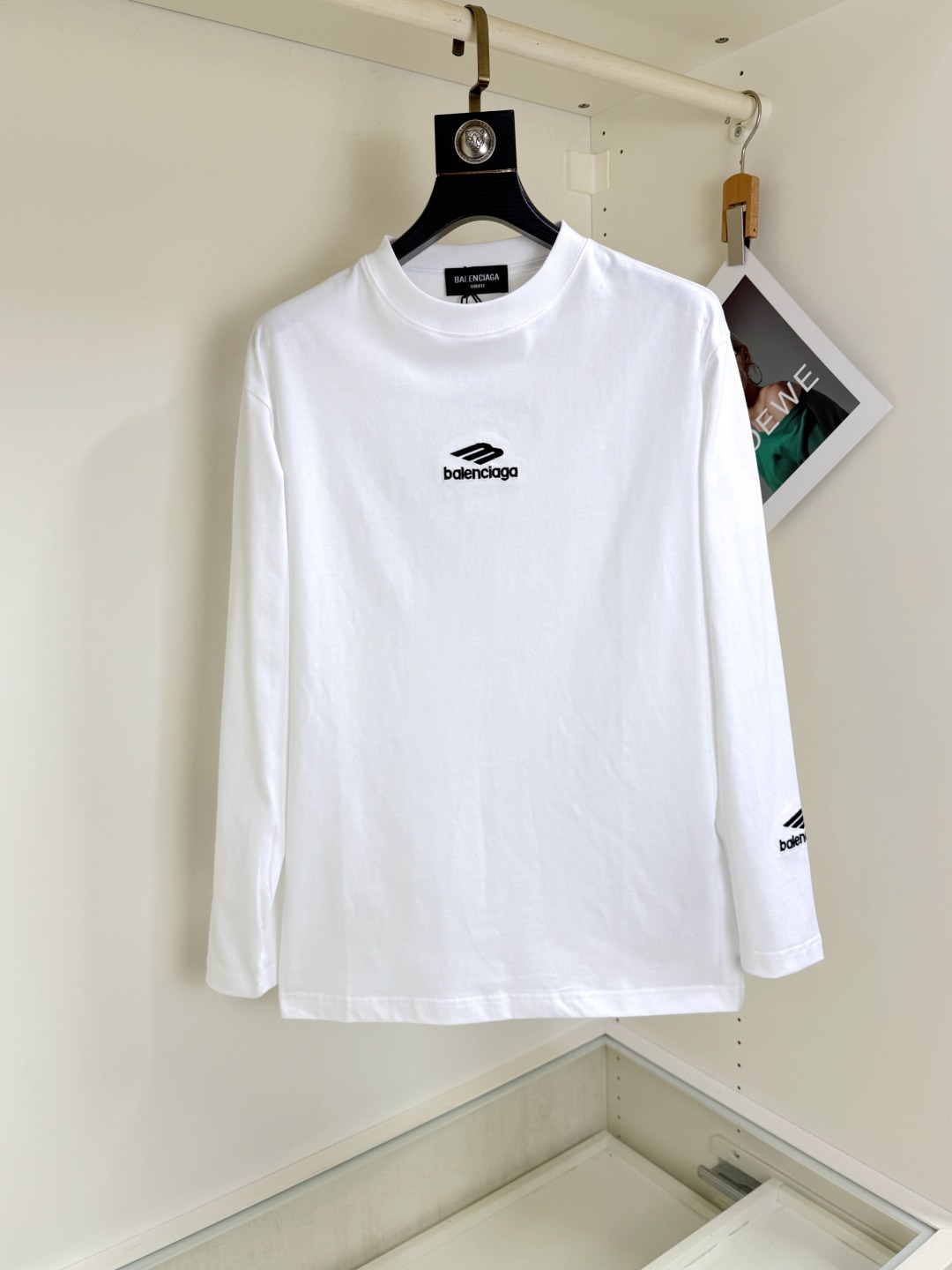 NO:775510,Balenciaga Balenciaga 2025 autumn and winter round neck embroidered long-sleeved T-shirt base layer  The elemental logo badge highlights the charm of casual fashion and still leads the fashion trend. It selects long-staple cotton yarn and 260g worsted high-count heavyweight custom-woven and dyed fabrics. It is washed at high temperature to set the shape before cutting, and the finished product is washed softly. It feels skin-friendly and cotton-soft with natural drape. The counter is synchronized with the slightly dropped shoulders and loose version. It can be salty or sweet, suitable for both men and women. It is super versatile. The use of machine embroidery highlights the delicate and full texture, bringing a new experience to fashionable sports and leisure!  !  Size S-XL,,balenciaga,balenciaga,tees,t-shirt,19860909balenciaga 巴黎世家 2025秋冬 圆领刺绣长袖T恤打底衫 元素性的Logo徽章凸显休闲时尚魅力,依然独领时尚风骚,甄选长绒棉纱,260g精纺高支重磅定织定染面料,裁前高温洗水定型,成品再洗柔,穿着感受亲肤棉柔,垂感自然.专柜同步,微落肩宽松版型,可盐可甜,男女皆宜,超百搭. 采用器械刺绣,细腻饱满的质感突显,为时尚运动休闲带来全新体验！！码数S-XL,,balenciaga,balenciaga,tees，t-shirt,,Men's clothing