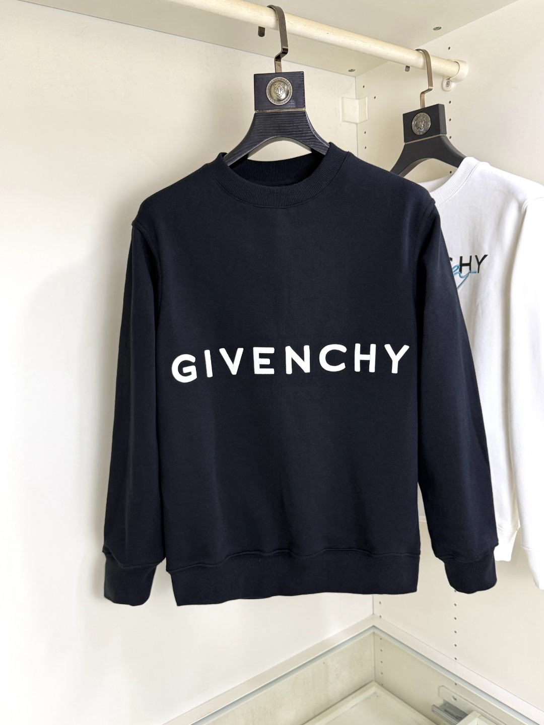 NO:743720,Givenchy crew neck sweatshirt, the latest and highest version with exquisite craftsmanship, the highest quality counter original pullover, top production technology imported fabrics, counter quality heavy embroidery design, imported high-end custom fabrics, imported silk threads with first-class feel!  The same styles for men and women are on sale on the official website!  Three complete standards, sizes S-XL,,givenchy,givenchy,hoodie,sweatshirts,19860909Givenchy 纪梵希 圆领卫衣 最新最顶级版本精美工艺,最顶级的品质专柜原单套头衫,顶级制作工艺进口面料,专柜品质重工刺绣设计,采用进口高端订制面料,进口丝线手感一流！男女同款官网在售！三标齐全 码数S-XL,,givenchy,givenchy,hoodie,sweatshirts,,Men's clothing