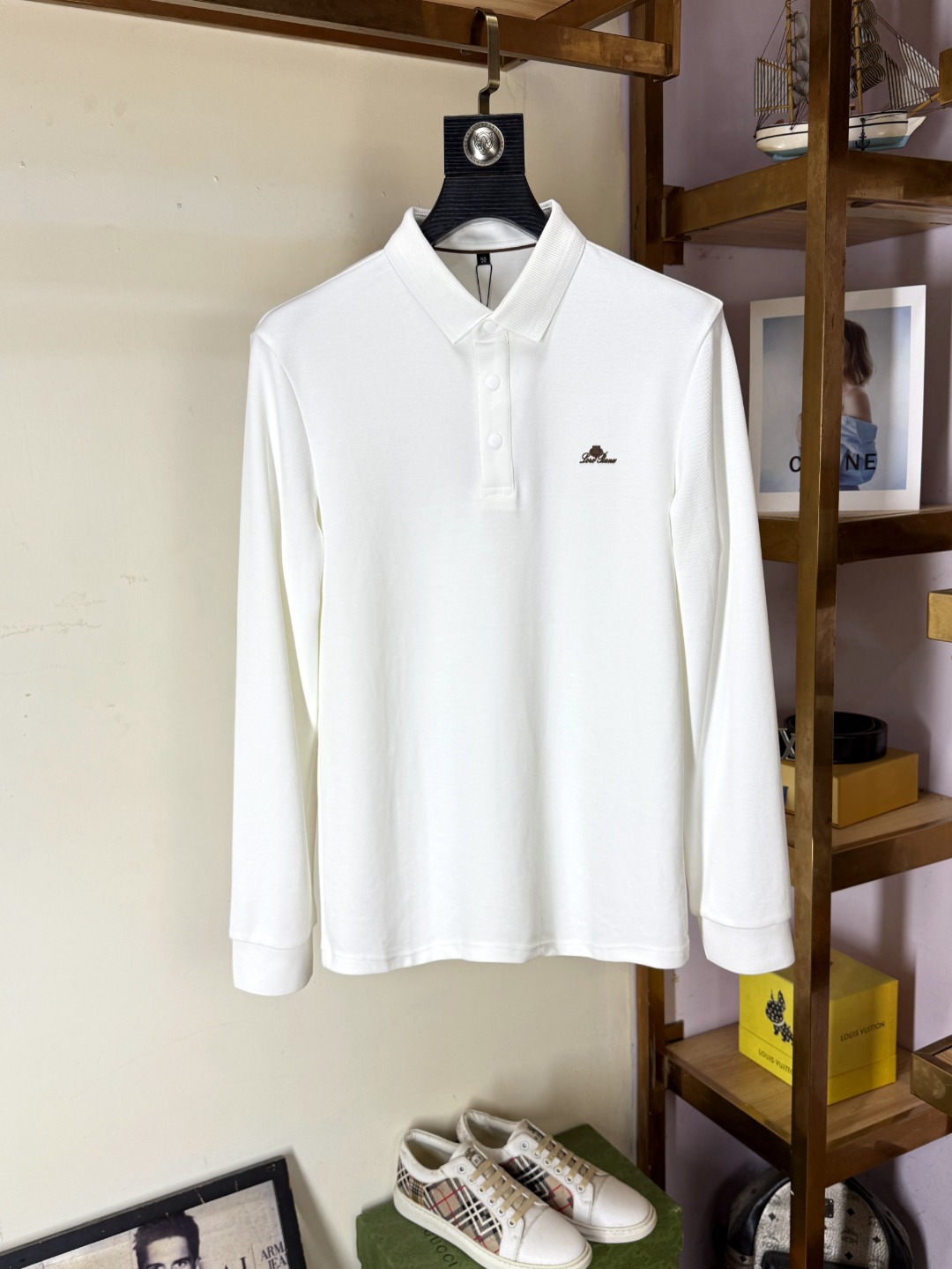 NO:622315,LP Nuoyoupanya's new autumn and winter men's basic long-sleeved T-shirt bottoming shirt!  The trading company has few channels, and it is made of double yarn pure cotton imported from customers. The fabric is thick and moderate, the texture is soft and dense, crisp and smooth, and has good breathability and moisture absorption next to the skin, which improves the comfort to 100%, which is a symbol of quality. The tailoring is a slim fit. It is very delicate, shows aura, and highlights the sophistication of business men. This is unique, just the right fit, and the upper body effect is very good. Size M-3XL, loro  piana,tees,t-shirt,alexander wang19860909LP 诺悠翩雅 秋冬新品男士基础款长袖T恤打底衫！贸易公司渠道稀出,选用客供进口双纱纯棉材质制成,面料厚实适中,质地柔软绵密、挺括垂顺,贴肤具有良好的透气吸湿性,将舒适度提升到百分百,品质的象征.版型剪裁属于修身款 非常精致,显气场,又会凸显商务男士的精致,这就是独到之处,恰到好处的修身,上身效果非常赞, 尺码M-3XL,,loro piana,tees，t-shirt,alexander wang,Men's clothing