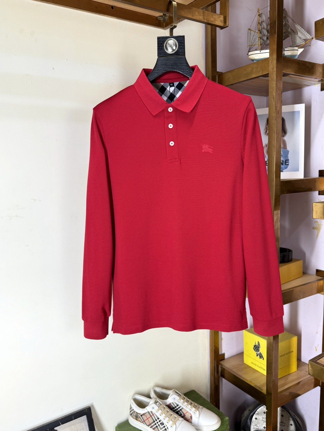 NO:622351,Burberry's new autumn and winter men's basic long-sleeved T-shirt bottoming shirt!  Trading company channels are rare, and it is made of double yarn pure cotton imported from customers. The fabric is thick and moderate, soft and dense, crisp and smooth. It has good breathability and moisture absorption next to the skin, which improves the comfort to 100%, which is a symbol of quality. The tailoring is a slim fit. It is very delicate, shows aura, and highlights the sophistication of business men. This is unique. It is just right for slim fit, and the upper body effect is very good.  Size M-3XL,,burberry,burberry,tees,t-shirt,alexander wang19860909Burberry 巴宝莉 秋冬新品男士基础款长袖T恤打底衫！贸易公司渠道稀出,选用客供进口双纱纯棉材质制成,面料厚实适中,质地柔软绵密、挺括垂顺,贴肤具有良好的透气吸湿性,将舒适度提升到百分百,品质的象征.版型剪裁属于修身款 非常精致,显气场,又会凸显商务男士的精致,这就是独到之处,恰到好处的修身,上身效果非常赞, 尺码M-3XL,,burberry,burberry,tees，t-shirt,alexander wang,Men's clothing