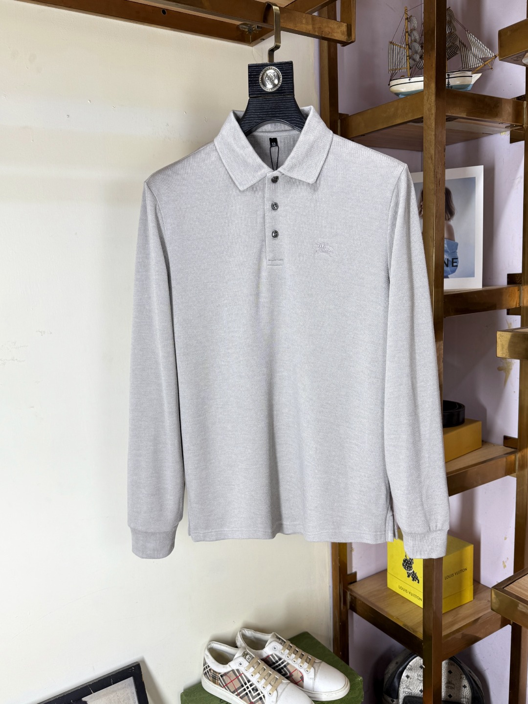 NO:622326,Burberry's new autumn and winter men's basic long-sleeved T-shirt bottoming shirt!  Trading company channels are rare, and it is made of double yarn pure cotton imported from customers. The fabric is thick and moderate, soft and dense, crisp and smooth. It has good breathability and moisture absorption next to the skin, which improves the comfort to 100%, which is a symbol of quality. The tailoring is a slim fit. It is very delicate, shows aura, and highlights the sophistication of business men. This is unique. It is just right for slim fit, and the upper body effect is very good.  Size M-3XL,,burberry,burberry,tees,t-shirt,alexander wang19860909Burberry 巴宝莉 秋冬新品男士基础款长袖T恤打底衫！贸易公司渠道稀出,选用客供进口双纱纯棉材质制成,面料厚实适中,质地柔软绵密、挺括垂顺,贴肤具有良好的透气吸湿性,将舒适度提升到百分百,品质的象征.版型剪裁属于修身款 非常精致,显气场,又会凸显商务男士的精致,这就是独到之处,恰到好处的修身,上身效果非常赞, 尺码M-3XL,,burberry,burberry,tees，t-shirt,alexander wang,Men's clothing