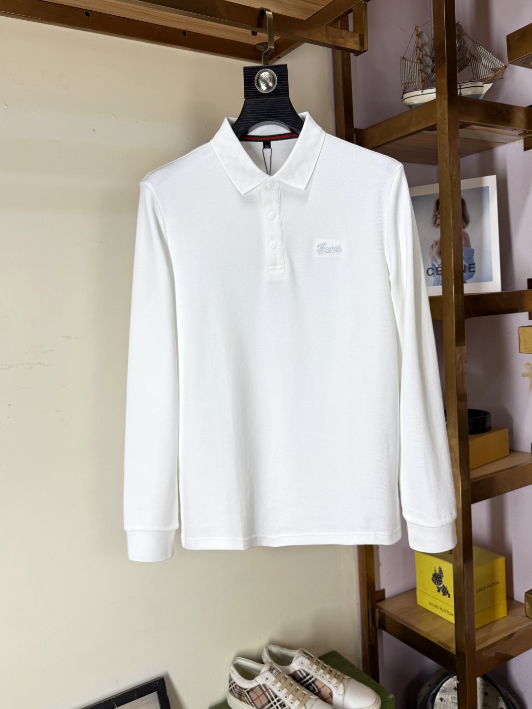 NO:622346,Gucci Gucci's new autumn and winter men's basic long-sleeved T-shirt bottoming shirt!  Trading company channels are rare, and it is made of imported double yarn pure cotton material. The fabric is moderately thick, soft and dense, crisp and smooth. It has good breathability and moisture absorption next to the skin, which improves the comfort to 100%, which is a symbol of quality. The tailoring is a slim fit. It is very delicate, shows aura, and highlights the sophistication of business men. This is unique. It is just right for slim fit, and the upper body effect is very good.  Size M-3XL,,gucci,tees,t-shirt,alexander wang19860909Gucci 古奇 秋冬新品男士基础款长袖T恤打底衫！贸易公司渠道稀出,选用客供进口双纱纯棉材质制成,面料厚实适中,质地柔软绵密、挺括垂顺,贴肤具有良好的透气吸湿性,将舒适度提升到百分百,品质的象征.版型剪裁属于修身款 非常精致,显气场,又会凸显商务男士的精致,这就是独到之处,恰到好处的修身,上身效果非常赞, 尺码M-3XL,,gucci,tees，t-shirt,alexander wang,Men's clothing