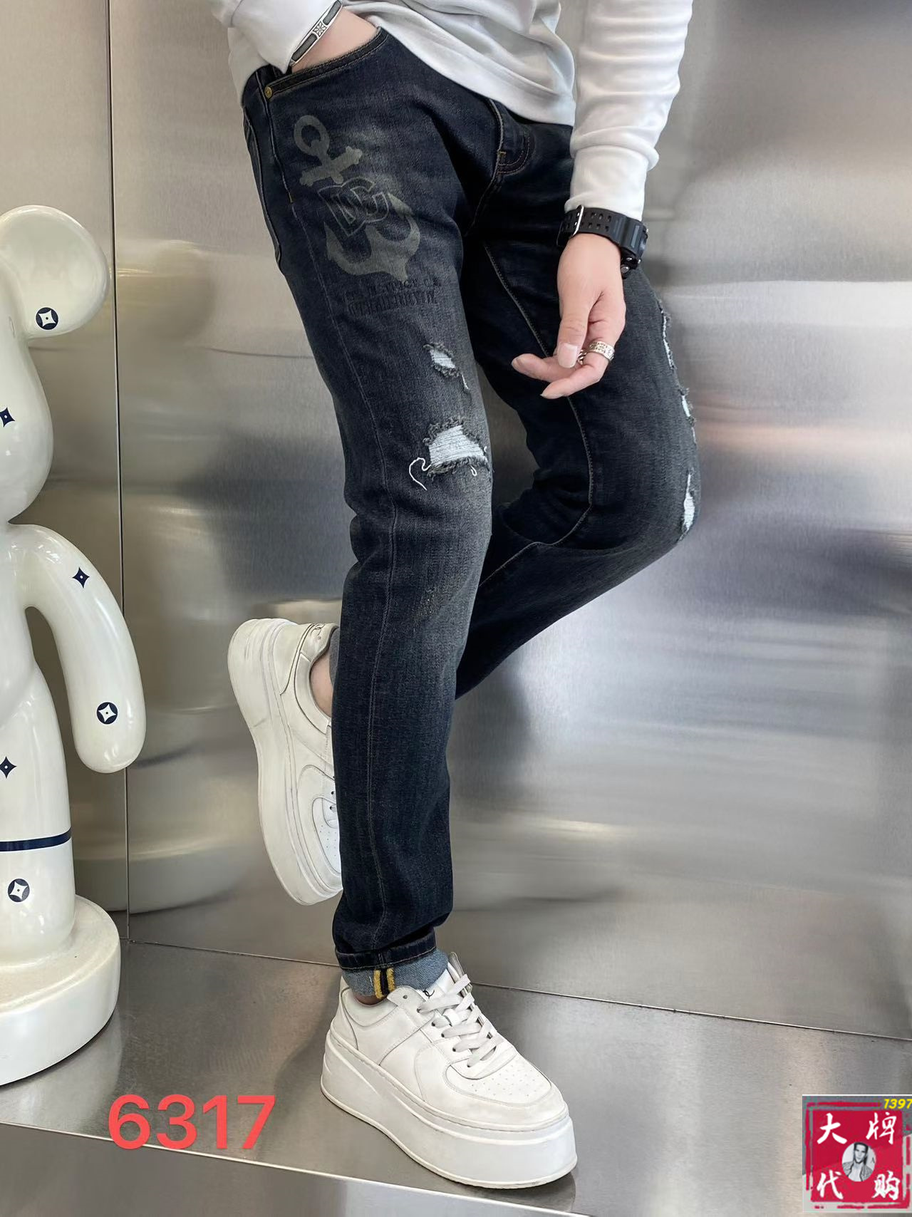 NO:627009,DG Dolce & Gabbana highly recommends high-end European products, the latest counter series for autumn and winter, high-end customized slim fit jeans, the latest fashion week catwalk style, perfect hardware decoration, overweight craft design, fashion essentials, simple and versatile style, pure hand embroidery and sewing, original color yeast washing process, selected heavy denim denim fabric (pure cotton) three-dimensional tailoring, perfect details, the best product!  (Micro stretch) Size 29-38,,Dolce&Gabbana,jeans,alexander wang19860909DG 杜嘉班纳 重磅推荐高端欧货 秋冬最新专柜系列 高端订制修身小脚牛仔裤 最新时装周走秀款 完美五金装饰 超重工艺设计 时尚必备品 简约百搭款 纯手工刺绣缝制 原色酵母水洗工艺 精选重磅丹宁牛仔面料（纯棉）立体剪裁 完美细节 巅峰佳品！（微弹力）尺码29-38,,Dolce&Gabbana,jeans,alexander wang,Men's clothing