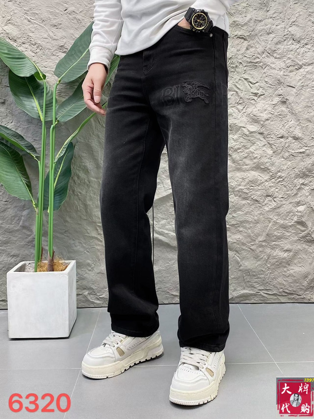 NO:627023,Burberry highly recommends high-end European products, the latest autumn and winter counter series, high-end customized slim fit jeans, the latest fashion week catwalk style, perfect hardware decoration, overweight craft design, fashion essentials, simple and versatile style, pure hand embroidery and sewing, original color yeast washing process, selected heavy denim denim fabric (pure cotton) three-dimensional tailoring, perfect details, the best product!  (Micro stretch) Size 29-38,,burberry,burberry,jeans,alexander wang19860909Burberry 巴宝莉 重磅推荐高端欧货 秋冬最新专柜系列 高端订制修身小脚牛仔裤 最新时装周走秀款 完美五金装饰 超重工艺设计 时尚必备品 简约百搭款 纯手工刺绣缝制 原色酵母水洗工艺 精选重磅丹宁牛仔面料（纯棉）立体剪裁 完美细节 巅峰佳品！（微弹力）尺码29-38,,burberry,burberry,jeans,alexander wang,Men's clothing