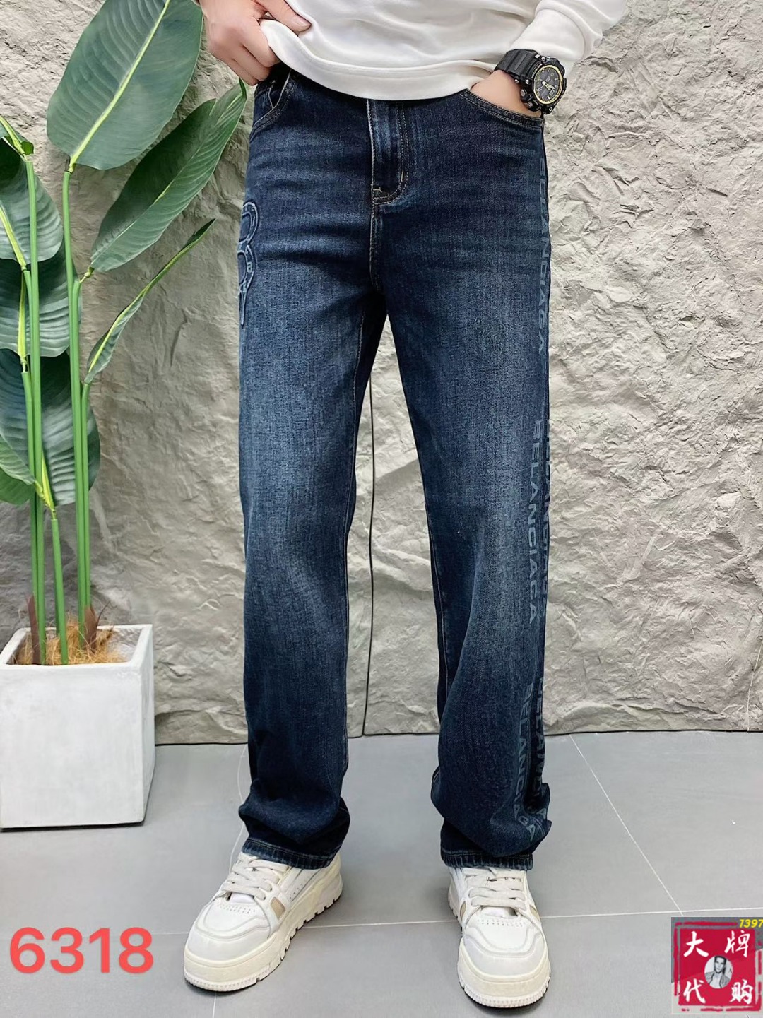 NO:627030,Balenciaga highly recommends high-end European products, the latest counter series for autumn and winter, high-end customized slim fit jeans, the latest fashion week catwalk models, perfect hardware decoration, overweight craft design, fashion essentials, simple and versatile styles, pure hand embroidery and sewing, original color yeast washing process, selected heavy denim denim fabric (pure cotton) three-dimensional tailoring, perfect details, the best product!  (Micro stretch) Size 29-38,,balenciaga,jeans,alexander wang19860909巴黎世家 重磅推荐高端欧货 秋冬最新专柜系列 高端订制修身小脚牛仔裤 最新时装周走秀款 完美五金装饰 超重工艺设计 时尚必备品 简约百搭款 纯手工刺绣缝制 原色酵母水洗工艺 精选重磅丹宁牛仔面料（纯棉）立体剪裁 完美细节 巅峰佳品！（微弹力）尺码29-38,,balenciaga,jeans,alexander wang,Men's clothing