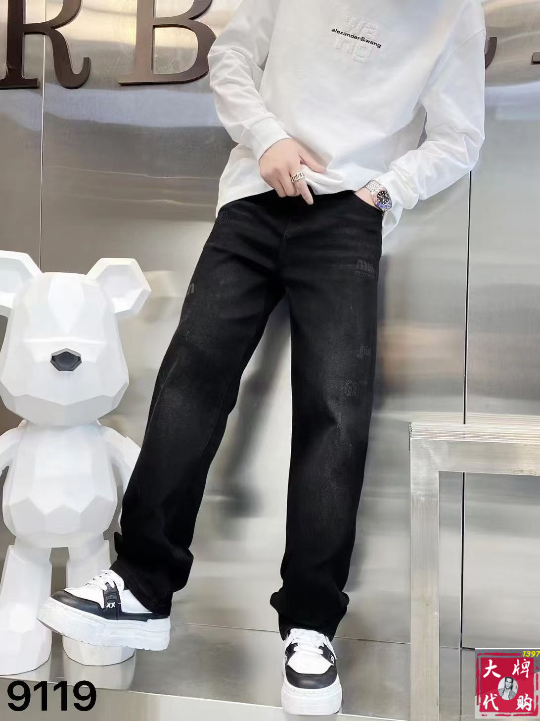 NO:627043,Miumiu highly recommends high-end European products, the latest counter series for autumn and winter, high-end customized slim fit jeans, the latest fashion week catwalk models, perfect hardware decoration, overweight craft design, fashion essentials, simple and versatile style, pure hand embroidery and sewing, original color yeast washing process, selected heavy denim denim fabric (pure cotton) three-dimensional tailoring, perfect details, the best product!  (Micro stretch) Size 29-38,,miumiu,jeans,alexander wang19860909Miumiu 缪缪 重磅推荐高端欧货 秋冬最新专柜系列 高端订制修身小脚牛仔裤 最新时装周走秀款 完美五金装饰 超重工艺设计 时尚必备品 简约百搭款 纯手工刺绣缝制 原色酵母水洗工艺 精选重磅丹宁牛仔面料（纯棉）立体剪裁 完美细节 巅峰佳品！（微弹力）尺码29-38,,miumiu,jeans,alexander wang,Men's clothing