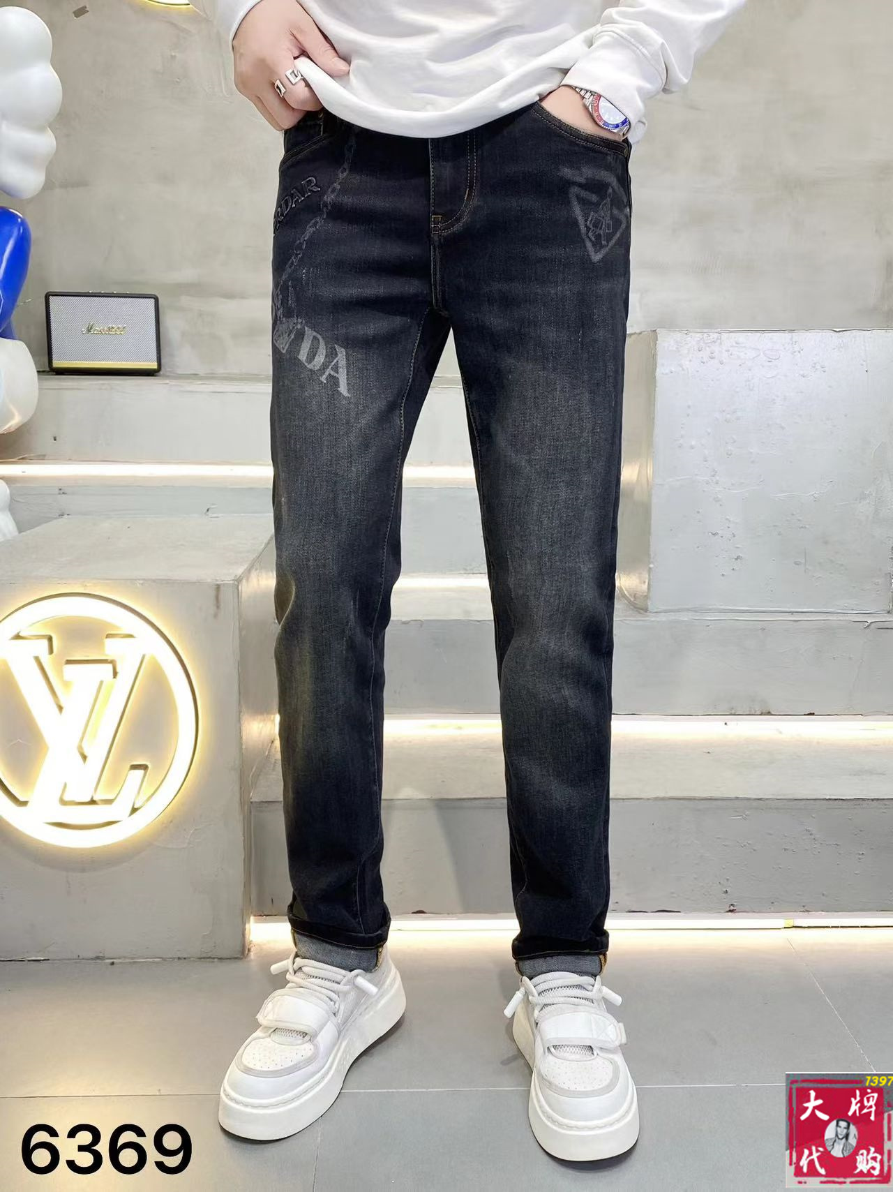 NO:627049,Prada highly recommends high-end European products, the latest counter series for autumn and winter, high-end customized slim fit jeans, the latest fashion week catwalk style, perfect hardware decoration, overweight craft design, fashion essentials, simple and versatile style, pure hand embroidery and sewing, original color yeast washing process, selected heavy denim denim fabric (pure cotton) three-dimensional tailoring, perfect details, the best product!  (Micro stretch) Size 29-38, prada, prada, jeans, alexander wang19860909Prada 普拉达 重磅推荐高端欧货 秋冬最新专柜系列 高端订制修身小脚牛仔裤 最新时装周走秀款 完美五金装饰 超重工艺设计 时尚必备品 简约百搭款 纯手工刺绣缝制 原色酵母水洗工艺 精选重磅丹宁牛仔面料（纯棉）立体剪裁 完美细节 巅峰佳品！（微弹力）尺码29-38,,prada,prada,jeans,alexander wang,Men's clothing