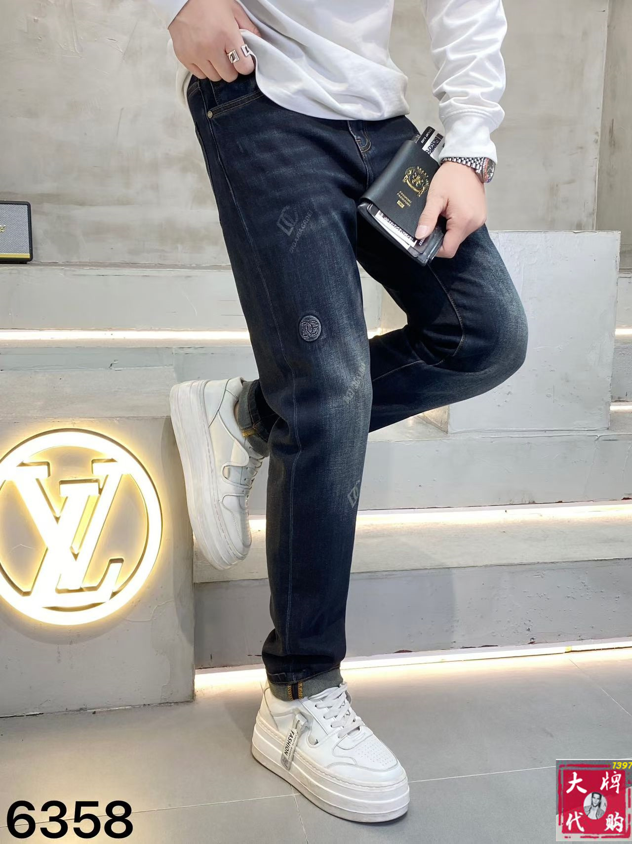 NO:627055,DG Dolce & Gabbana highly recommends high-end European products, the latest counter series for autumn and winter, high-end customized slim fit jeans, the latest fashion week catwalk style, perfect hardware decoration, overweight craft design, fashion essentials, simple and versatile style, pure hand embroidery and sewing, original color yeast washing process, selected heavy denim denim fabric (pure cotton) three-dimensional tailoring, perfect details, the best product!  (Micro stretch) Size 29-38,,Dolce&Gabbana,jeans,alexander wang19860909DG 杜嘉班纳 重磅推荐高端欧货 秋冬最新专柜系列 高端订制修身小脚牛仔裤 最新时装周走秀款 完美五金装饰 超重工艺设计 时尚必备品 简约百搭款 纯手工刺绣缝制 原色酵母水洗工艺 精选重磅丹宁牛仔面料（纯棉）立体剪裁 完美细节 巅峰佳品！（微弹力）尺码29-38,,Dolce&Gabbana,jeans,alexander wang,Men's clothing