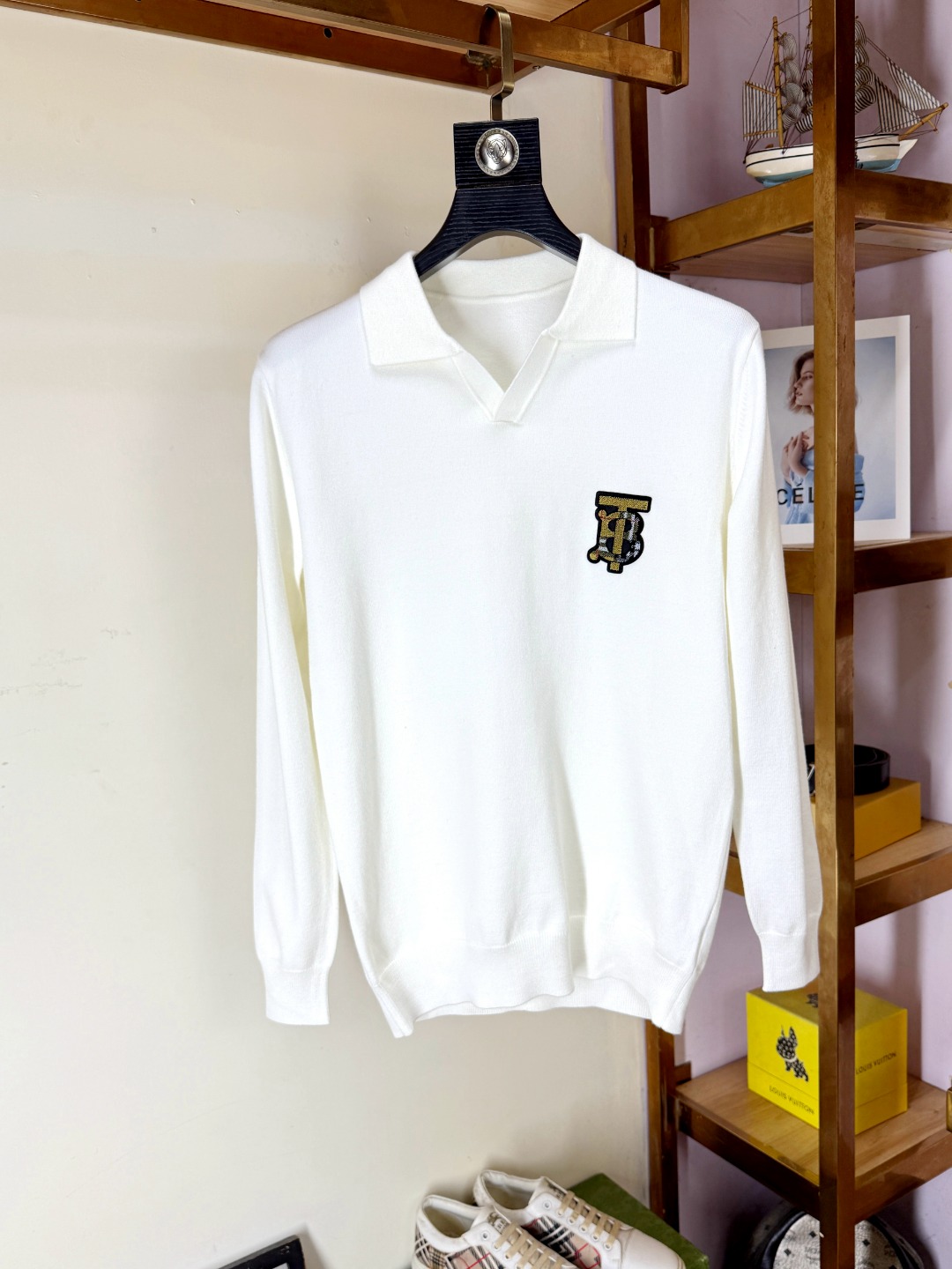 NO:644954,Burberry's new autumn and winter fashionable casual bottoming shirt is made of imported high-density double-sided stretch cotton fabric and is made with exquisite original logo. It has excellent comfort and breathability, softness, anti-wrinkle elasticity and excellent drape. It is very handsome whether worn alone or layered. It is in line with men's practical dressing habits, pursuing luxury, noble and elegant style, and creating extraordinary men's taste. The visual effect is very good, the grade is very high, simple and fashionable, a must-have choice for leisure and business!  Size M-4XL,,burberry,burberry,alexander wang19860909Burberry 巴宝莉 秋冬新款时尚休闲打底衫,精选进口高密度双面拉架棉面料,精致原版logo打造,舒适性与透气性兼优,柔软抗皱弹性和垂性极佳,无论是单穿或是内搭都是帅气十足,吻合了男性实用穿衣习惯,追求奢华高贵优雅风范,打造不凡男士品味,视觉效果非常赞,档次极高,简约时尚,休闲商务必备之选！码数M-4XL,,burberry,burberry,alexander wang,Men's clothing