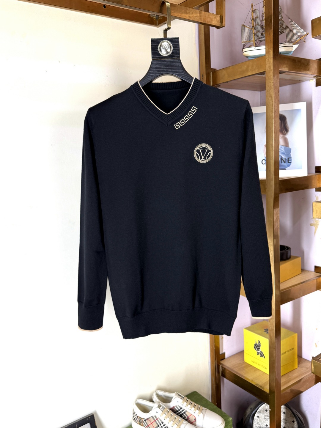 NO:644944,Versace's new autumn and winter fashionable casual bottoming shirt is made of imported high-density double-sided cotton fabric with exquisite original logo. It has excellent comfort and breathability, is soft, anti-wrinkle, elastic and has excellent drape. It is handsome whether worn alone or layered. It conforms to men's practical dressing habits, pursues luxury, noble and elegant style, and creates extraordinary men's taste. The visual effect is very good, the grade is very high, simple and fashionable, a must-have choice for leisure and business!  Size M-4XL,,versace,versace,alexander wang19860909Versace 范思哲 秋冬新款时尚休闲打底衫,精选进口高密度双面拉架棉面料,精致原版logo打造,舒适性与透气性兼优,柔软抗皱弹性和垂性极佳,无论是单穿或是内搭都是帅气十足,吻合了男性实用穿衣习惯,追求奢华高贵优雅风范,打造不凡男士品味,视觉效果非常赞,档次极高,简约时尚,休闲商务必备之选！码数M-4XL,,versace,versace,alexander wang,Men's clothing