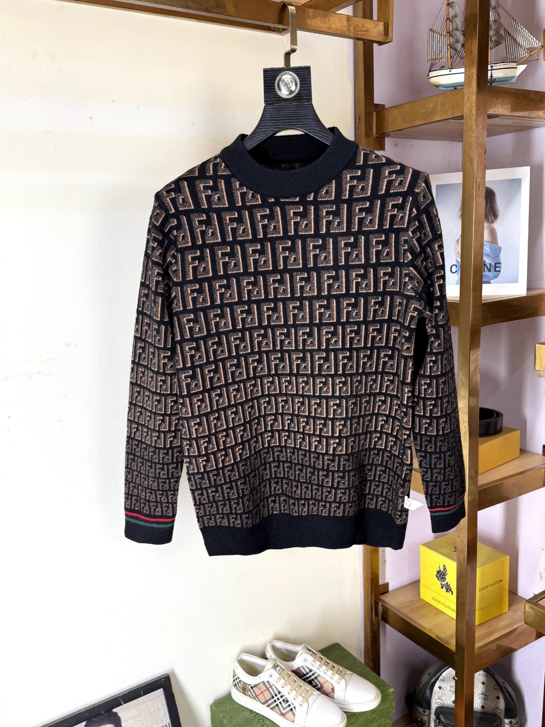 NO:644947,Fendi Fendi's new autumn and winter fashionable casual bottoming shirt is made of imported high-density double-sided stretch cotton fabric and is made of exquisite original logo. It has both comfort and breathability, softness, anti-wrinkle elasticity and excellent drape. It is very handsome whether worn alone or layered. It conforms to men's practical dressing habits, pursues luxury, noble and elegant style, and creates extraordinary men's taste. The visual effect is very good, the grade is very high, simple and fashionable, a must-have for leisure and business!  Size M-4XL,,fendi,fendi,alexander wang19860909Fendi 芬迪 秋冬新款时尚休闲打底衫,精选进口高密度双面拉架棉面料,精致原版logo打造,舒适性与透气性兼优,柔软抗皱弹性和垂性极佳,无论是单穿或是内搭都是帅气十足,吻合了男性实用穿衣习惯,追求奢华高贵优雅风范,打造不凡男士品味,视觉效果非常赞,档次极高,简约时尚,休闲商务必备之选！码数M-4XL,,fendi,fendi,alexander wang,Men's clothing