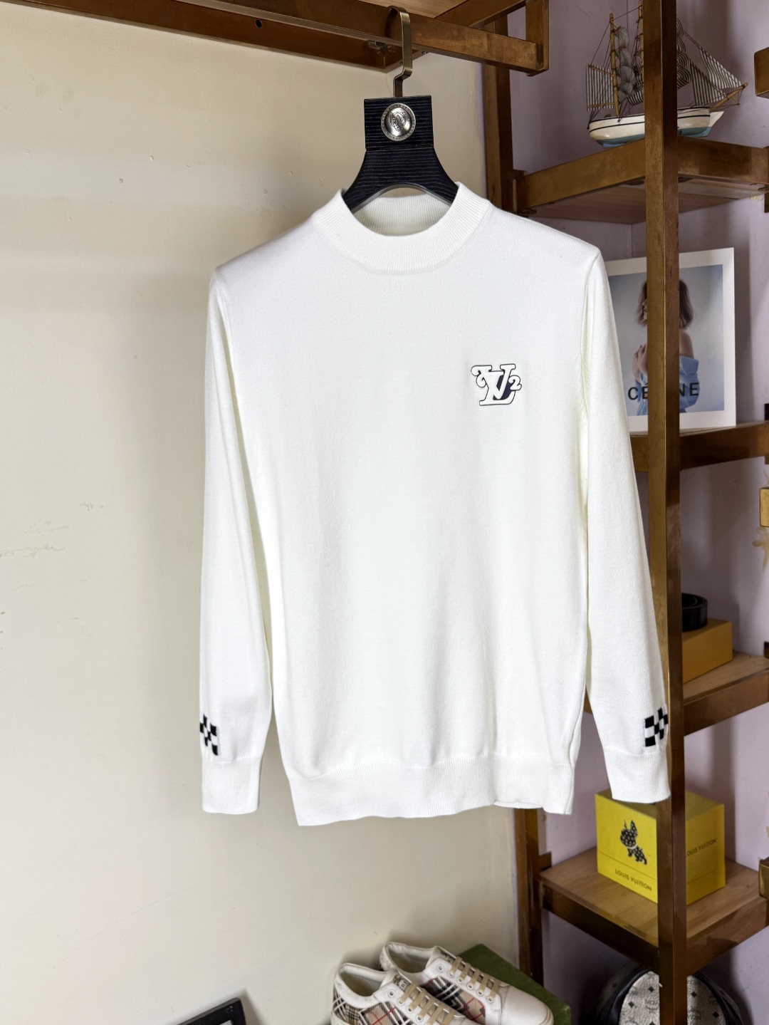 NO:644950,LV Louis Vuitton's new autumn and winter fashionable casual bottoming shirt is made of imported high-density double-sided stretch cotton fabric and is made with exquisite original logo. It has excellent comfort and breathability, softness, anti-wrinkle elasticity and excellent drape. It is very handsome whether worn alone or layered. It conforms to men's practical dressing habits, pursues luxury, noble and elegant style, and creates extraordinary men's taste. The visual effect is very good, the grade is very high, simple and fashionable, a must-have choice for leisure and business!  Size M-4XL,,louis vuitton,louis vuitton,alexander wang19860909LV 路易威登 秋冬新款时尚休闲打底衫,精选进口高密度双面拉架棉面料,精致原版logo打造,舒适性与透气性兼优,柔软抗皱弹性和垂性极佳,无论是单穿或是内搭都是帅气十足,吻合了男性实用穿衣习惯,追求奢华高贵优雅风范,打造不凡男士品味,视觉效果非常赞,档次极高,简约时尚,休闲商务必备之选！码数M-4XL,,louis vuitton,louis vuitton,alexander wang,Men's clothing