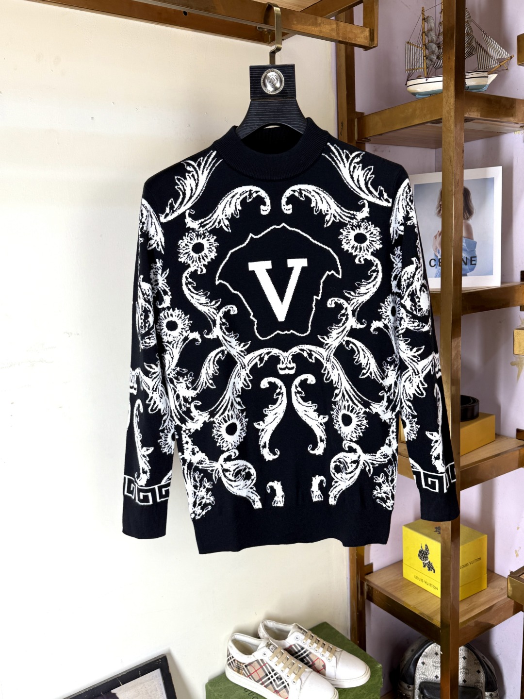 NO:644952,Versace's new autumn and winter fashionable casual bottoming shirt is made of imported high-density double-sided cotton fabric with exquisite original logo. It has excellent comfort and breathability, is soft, anti-wrinkle, elastic and has excellent drape. It is handsome whether worn alone or layered. It conforms to men's practical dressing habits, pursues luxury, noble and elegant style, and creates extraordinary men's taste. The visual effect is very good, the grade is very high, simple and fashionable, a must-have choice for leisure and business!  Size M-4XL,,versace,versace,alexander wang19860909Versace 范思哲 秋冬新款时尚休闲打底衫,精选进口高密度双面拉架棉面料,精致原版logo打造,舒适性与透气性兼优,柔软抗皱弹性和垂性极佳,无论是单穿或是内搭都是帅气十足,吻合了男性实用穿衣习惯,追求奢华高贵优雅风范,打造不凡男士品味,视觉效果非常赞,档次极高,简约时尚,休闲商务必备之选！码数M-4XL,,versace,versace,alexander wang,Men's clothing