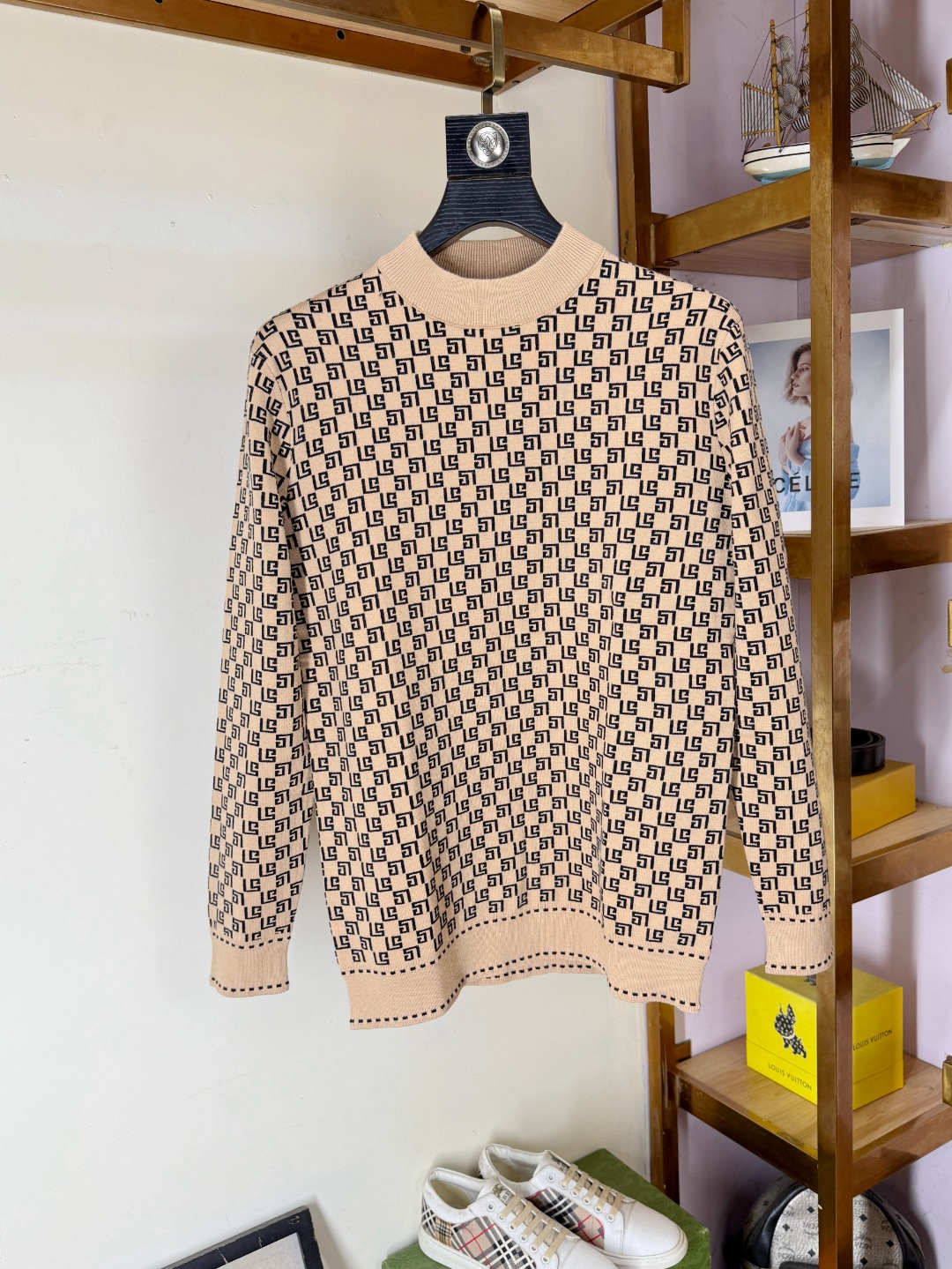 NO:644956,Givenchy's new fashionable casual bottoming shirt for autumn and winter is made of imported high-density double-sided stretch cotton fabric and is made of exquisite original logo. It has excellent comfort and breathability, is soft and anti-wrinkle, has excellent elasticity and drape. It is very handsome whether worn alone or as an inner layer. It conforms to men's practical dressing habits, pursues luxury, noble and elegant style, and creates extraordinary men's taste. The visual effect is very good, the grade is very high, simple and fashionable, a must-have choice for leisure and business!  Size M-4XL,,givenchy,givenchy,alexander wang19860909Givenchy 纪梵希 秋冬新款时尚休闲打底衫,精选进口高密度双面拉架棉面料,精致原版logo打造,舒适性与透气性兼优,柔软抗皱弹性和垂性极佳,无论是单穿或是内搭都是帅气十足,吻合了男性实用穿衣习惯,追求奢华高贵优雅风范,打造不凡男士品味,视觉效果非常赞,档次极高,简约时尚,休闲商务必备之选！码数M-4XL,,givenchy,givenchy,alexander wang,Men's clothing