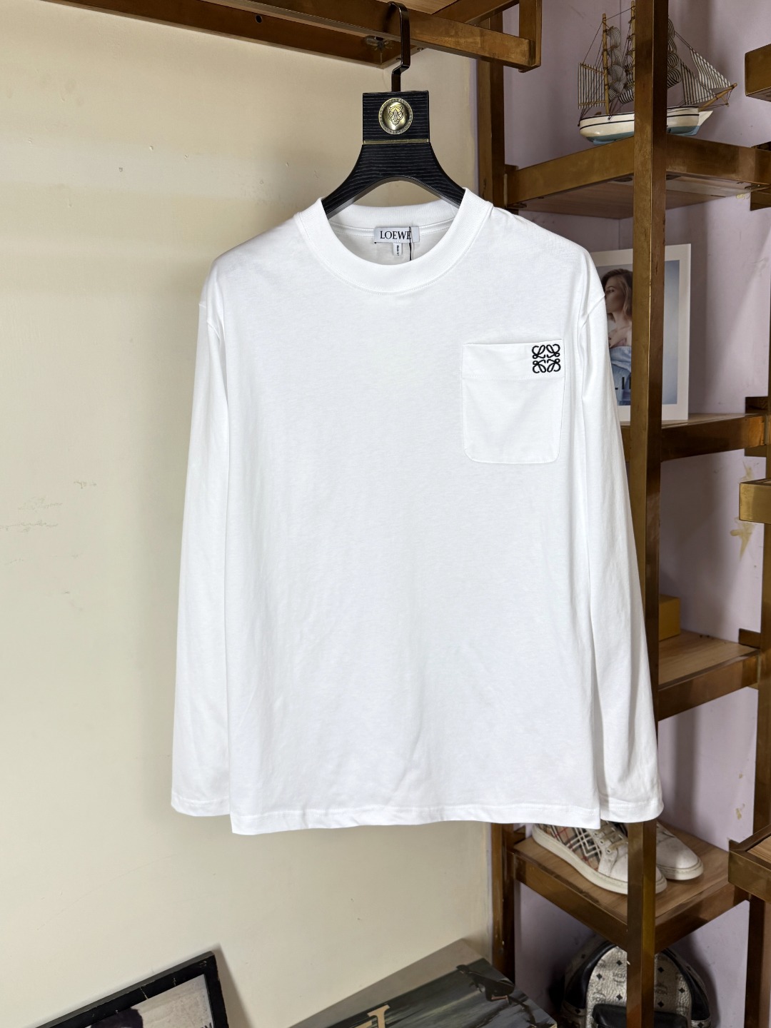 NO:644935,LOEWE 2025 Autumn and Winter round neck long-sleeved T-shirt base layer. The elemental logo badge highlights the charm of casual fashion and still leads the fashion trend. It selects long-staple cotton yarn and 260g worsted high-count heavyweight custom-woven and dyed fabrics. It is washed at high temperature before cutting to shape, and the finished product is washed softly. It feels skin-friendly when worn. The cotton is soft and has a natural drape. It is synchronized with the counter and has a loose version with slightly dropped shoulders. It can be salty or sweet, suitable for both men and women, and is super versatile.  Using machine embroidery, the delicate and full texture is highlighted, bringing a new experience to fashion sports and leisure!  !  Size XS-XL,,loewe,loewe,tees,t-shirt,alexander wang19860909LOEWE罗意威 2025秋冬 圆领长袖T恤打底衫 元素性的Logo徽章凸显休闲时尚魅力,依然独领时尚风骚,甄选长绒棉纱,260g精纺高支重磅定织定染面料,裁前高温洗水定型,成品再洗柔,穿着感受亲肤棉柔,垂感自然.专柜同步,微落肩宽松版型,可盐可甜,男女皆宜,超百搭. 采用器械刺绣,细腻饱满的质感突显,为时尚运动休闲带来全新体验！！尺码 XS-XL,,loewe,loewe,tees，t-shirt,alexander wang,Men's clothing