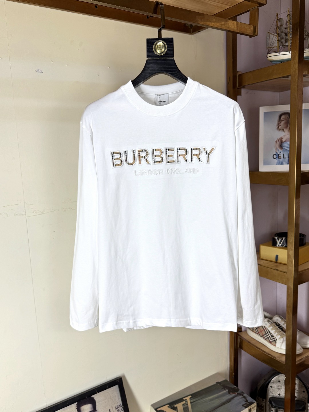 NO:656650,Burberry 2025 Autumn and Winter round neck long-sleeved T-shirt base layer. The elemental logo badge highlights the casual fashion charm and still leads the fashion trend. It selects long-staple cotton yarn and 260g worsted high-count heavyweight custom-woven and dyed fabrics. It is washed at high temperature before cutting to shape, and the finished product is washed softly. It feels skin-friendly when worn. The cotton is soft and has a natural drape. It is synchronized with the counter and has a loose version with slightly dropped shoulders. It can be salty or sweet, suitable for both men and women, and is super versatile.  Using machine embroidery, the delicate and full texture is highlighted, bringing a new experience to fashion sports and leisure!  !  Size XS-XL,,burberry,burberry,tees,t-shirt,alexander wang19860909Burberry 巴宝莉 2025秋冬 圆领长袖T恤打底衫 元素性的Logo徽章凸显休闲时尚魅力,依然独领时尚风骚,甄选长绒棉纱,260g精纺高支重磅定织定染面料,裁前高温洗水定型,成品再洗柔,穿着感受亲肤棉柔,垂感自然.专柜同步,微落肩宽松版型,可盐可甜,男女皆宜,超百搭. 采用器械刺绣,细腻饱满的质感突显,为时尚运动休闲带来全新体验！！尺码 XS-XL,,burberry,burberry,tees，t-shirt,alexander wang,Men's clothing