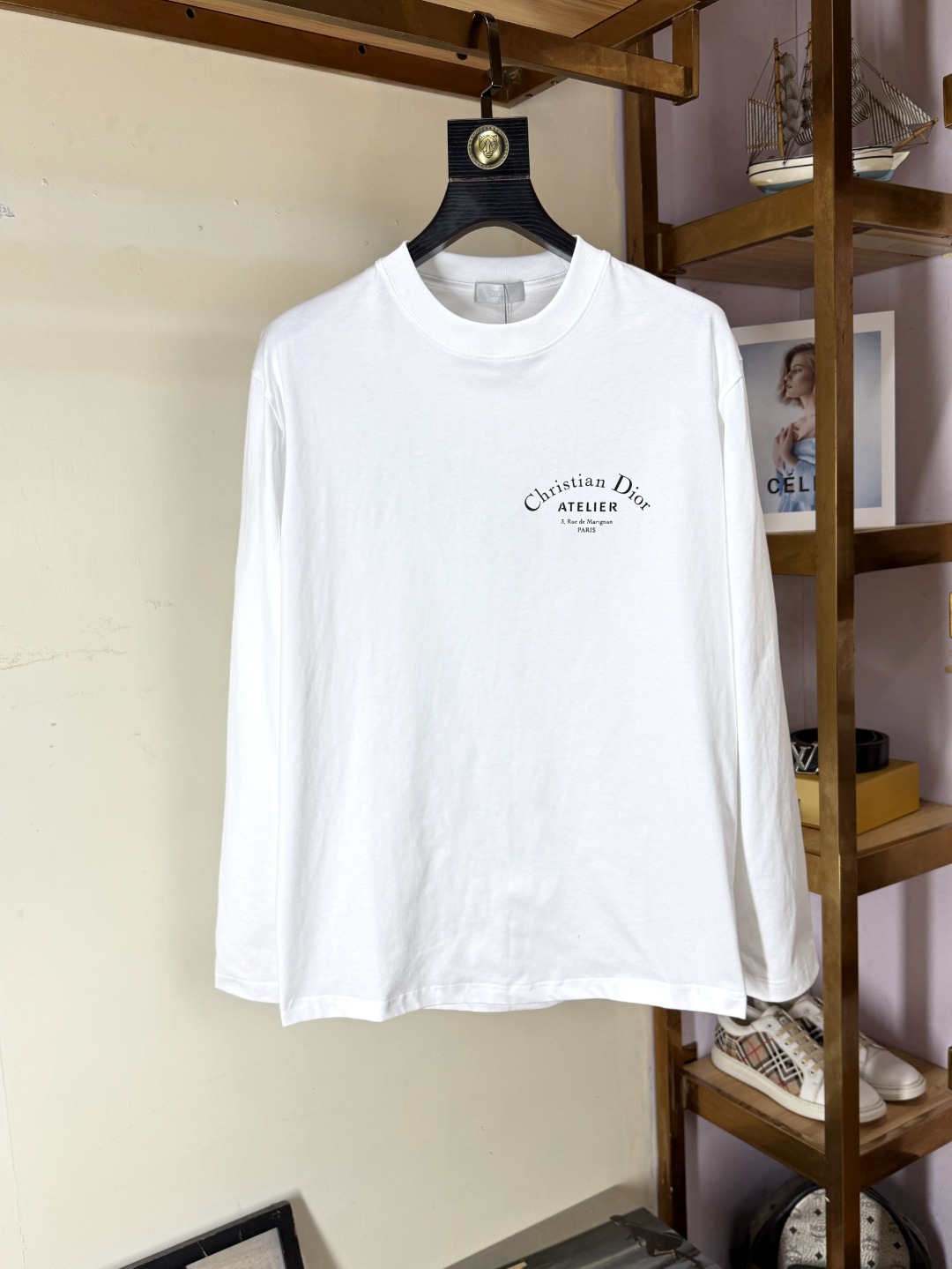 NO:648679,DIOR Dior 2025 Autumn and Winter round neck long-sleeved T-shirt base layer. The elemental logo badge highlights the charm of casual fashion and still leads the fashion trend. It selects long-staple cotton yarn and 260g worsted high-count heavyweight custom-woven and dyed fabrics. It is washed at high temperature before cutting to shape, and the finished product is washed softly. It feels skin-friendly when worn. The cotton is soft and has a natural drape. It is synchronized with the counter and has a loose version with slightly dropped shoulders. It can be salty or sweet, suitable for both men and women, and is super versatile.  Using machine embroidery, the delicate and full texture is highlighted, bringing a new experience to fashion sports and leisure!  !  Size XS-XL,,dior,dior,tees,t-shirt,alexander wang19860909DIOR 迪奥 2025秋冬 圆领长袖T恤打底衫 元素性的Logo徽章凸显休闲时尚魅力,依然独领时尚风骚,甄选长绒棉纱,260g精纺高支重磅定织定染面料,裁前高温洗水定型,成品再洗柔,穿着感受亲肤棉柔,垂感自然.专柜同步,微落肩宽松版型,可盐可甜,男女皆宜,超百搭. 采用器械刺绣,细腻饱满的质感突显,为时尚运动休闲带来全新体验！！尺码 XS-XL,,dior,dior,tees，t-shirt,alexander wang,Men's clothing