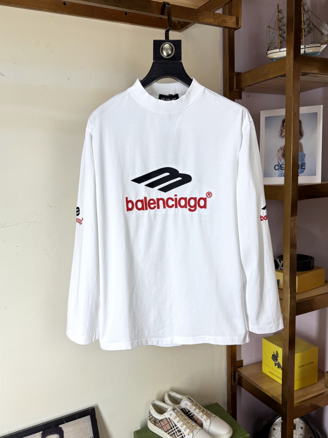 NO:648667,Balenciaga 2025 Autumn and Winter round neck long-sleeved T-shirt base layer. The elemental logo badge highlights the casual fashion charm and still leads the fashion style. It selects long-staple cotton yarn and 260g worsted high-count heavy-weight custom-woven and dyed fabrics. It is washed at high temperature before cutting to set the shape. The finished product is washed softly. It feels skin-friendly when worn. The cotton is soft and has a natural drape. It is synchronized with the counter and has a loose version with slightly dropped shoulders. It can be salty or sweet, suitable for both men and women, and is super versatile.  Using machine embroidery, the delicate and full texture is highlighted, bringing a new experience to fashion sports and leisure!  !  Size S-XL,,balenciaga,balenciaga,tees,t-shirt,alexander wang19860909Balenciaga 巴黎世家 2025秋冬 圆领长袖T恤打底衫 元素性的Logo徽章凸显休闲时尚魅力,依然独领时尚风骚,甄选长绒棉纱,260g精纺高支重磅定织定染面料,裁前高温洗水定型,成品再洗柔,穿着感受亲肤棉柔,垂感自然.专柜同步,微落肩宽松版型,可盐可甜,男女皆宜,超百搭. 采用器械刺绣,细腻饱满的质感突显,为时尚运动休闲带来全新体验！！尺码 S-XL,,balenciaga,balenciaga,tees，t-shirt,alexander wang,Men's clothing
