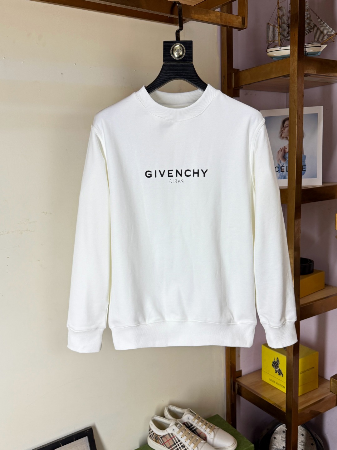 NO:644938,Givenchy high version top long-sleeved round neck sweatshirt, advanced customization and versatile style, Italian imported fabrics can be easily controlled by anyone, fully customized fabrics, the latest logo design of the luxury classic brand on the chest, very classy and a must-have for those who know the goods!  The tailoring is slim-fitting, very refined, shows off aura, and highlights the sophistication of business men. This is unique, it has just the right amount of slim fit, and the upper body effect is great!  Size S-XL,,givenchy,givenchy,hoodie,sweatshirts,alexander wang19860909Givenchy 纪梵希 高版本 顶级长袖圆领卫衣 高级定制百搭款,意大利进口面料任何人都可以轻松驾驭 面料全订制工艺 胸前奢华经典品牌最新logo设计,非常显档次懂货的必须入！版型剪裁属于修身款 非常精致,显气场,又会凸显商务男士的精致,这就是独到之处,恰到好处的修身,上身效果非常赞！尺码S-XL,,givenchy,givenchy,hoodie,sweatshirts,alexander wang,Men's clothing