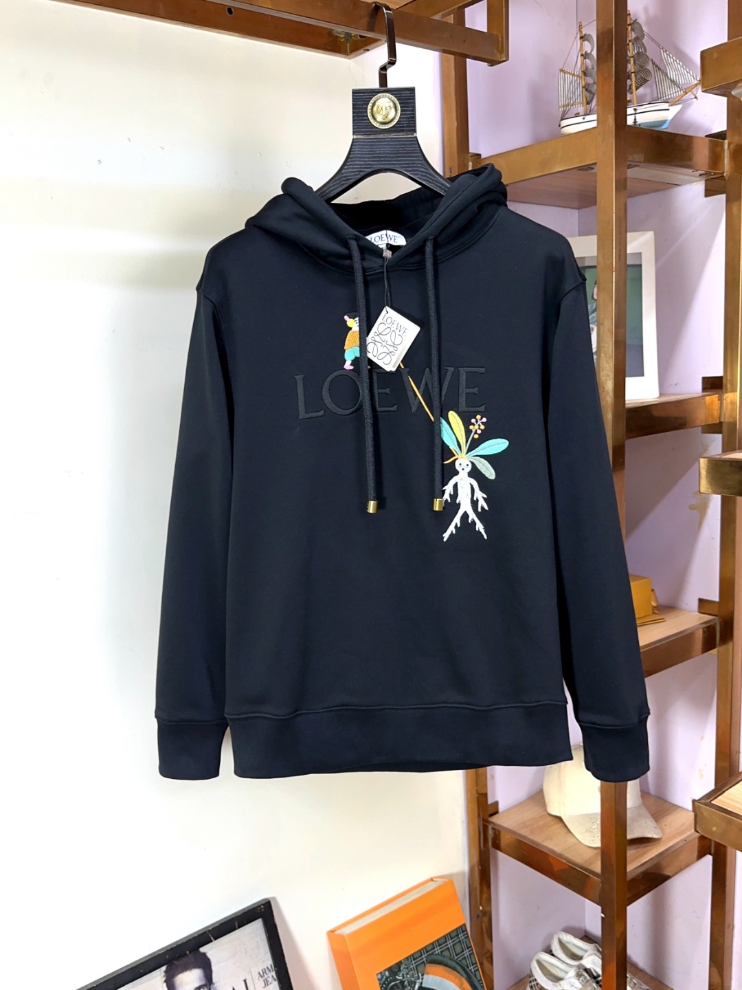 NO:644941,Loewe high version top-notch sweatshirt hooded, advanced customization and versatile style, Italian imported fabrics that anyone can easily control, fully customized fabrics, the latest logo design of a luxury classic brand on the chest, very classy and a must-have for those who know their stuff!  The tailoring is slim-fitting, very refined, shows off aura, and highlights the sophistication of business men. This is unique, it has just the right amount of slim fit, and the upper body effect is great!  Size S-XL,,loewe,loewe,hoodie,sweatshirts,hats,alexander wang19860909Loewe 罗意威 高版本 顶级卫衣连帽 高级定制百搭款,意大利进口面料任何人都可以轻松驾驭 面料全订制工艺 胸前奢华经典品牌最新logo设计,非常显档次懂货的必须入！版型剪裁属于修身款 非常精致,显气场,又会凸显商务男士的精致,这就是独到之处,恰到好处的修身,上身效果非常赞！尺码S-XL,,loewe,loewe,hoodie,sweatshirts,hats,alexander wang,Men's clothing