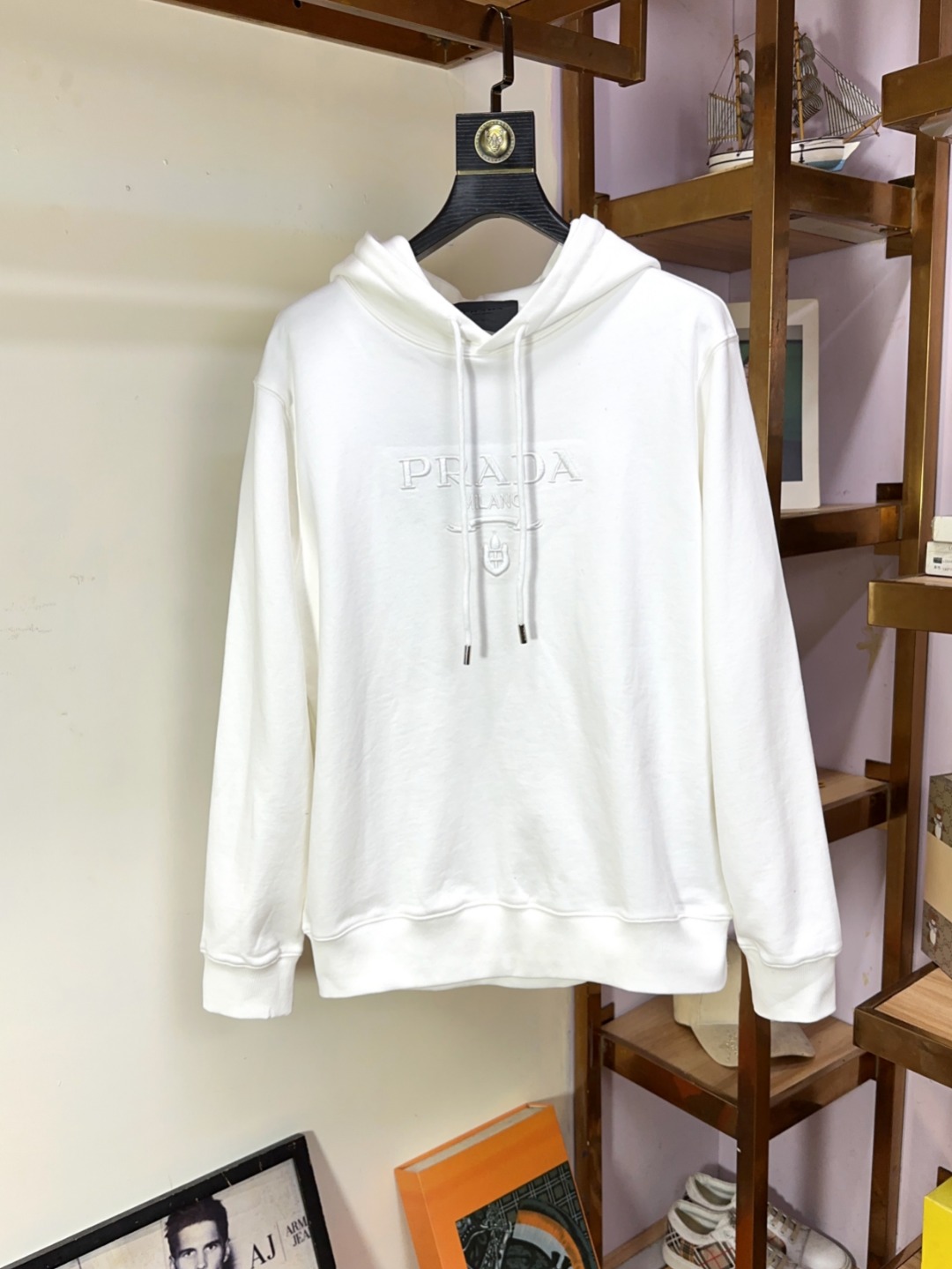 NO:656641,PRADA Prada high version top-level sweatshirt hooded, advanced customization and versatile style, Italian imported fabrics that anyone can easily control, fully customized fabrics, the latest logo design of luxury classic brands on the chest, very classy and a must-have for those who know their stuff!  The tailoring is slim-fitting, very refined, shows off aura, and highlights the sophistication of business men. This is unique, it has just the right amount of slim fit, and the upper body effect is great!  Size S-XL,,prada,prada,hoodie,sweatshirts,hats,alexander wang19860909PRADA 普拉达 高版本 顶级卫衣连帽 高级定制百搭款,意大利进口面料任何人都可以轻松驾驭 面料全订制工艺 胸前奢华经典品牌最新logo设计,非常显档次懂货的必须入！版型剪裁属于修身款 非常精致,显气场,又会凸显商务男士的精致,这就是独到之处,恰到好处的修身,上身效果非常赞！尺码S-XL,,prada,prada,hoodie,sweatshirts,hats,alexander wang,Men's clothing