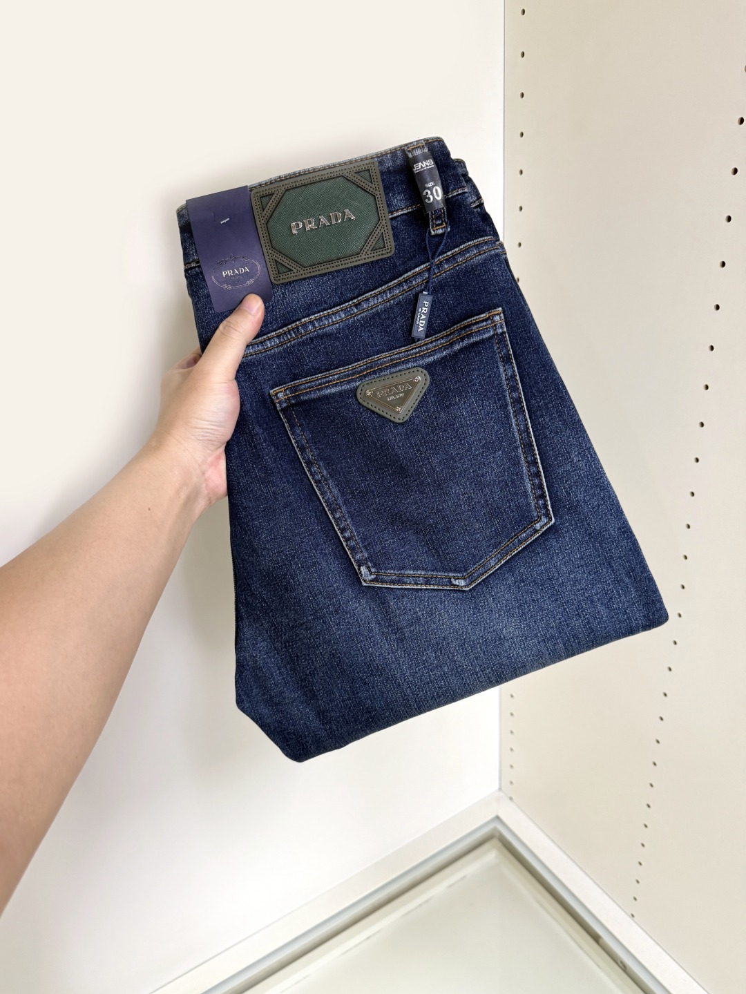 NO:644939,Prada's hottest new products are coming. New products are available at counters. The physical store has the best jeans counters with original 1:1 quality products, suitable for all ages. The highest version of European imported fabrics on the market. Comfortable, soft and skin-friendly, the upper body effect is super fashionable and versatile, straight and stylish, a wardrobe must-have!  Suitable for any occasion, sizes 30-40, prada, prada, jeans, alexander wang19860909Prada 普拉达 爆款来袭 新款新品 专柜有售 实体店已极品牛仔裤专柜原版1:1好货,适合各个年龄段.市场最高版本的欧洲进口面料.舒适柔软亲肤,上身效果超级棒时尚百搭,笔挺有型,衣橱必备！适合任何场合穿着 尺码30-40,,prada,prada,jeans,alexander wang,Men's clothing