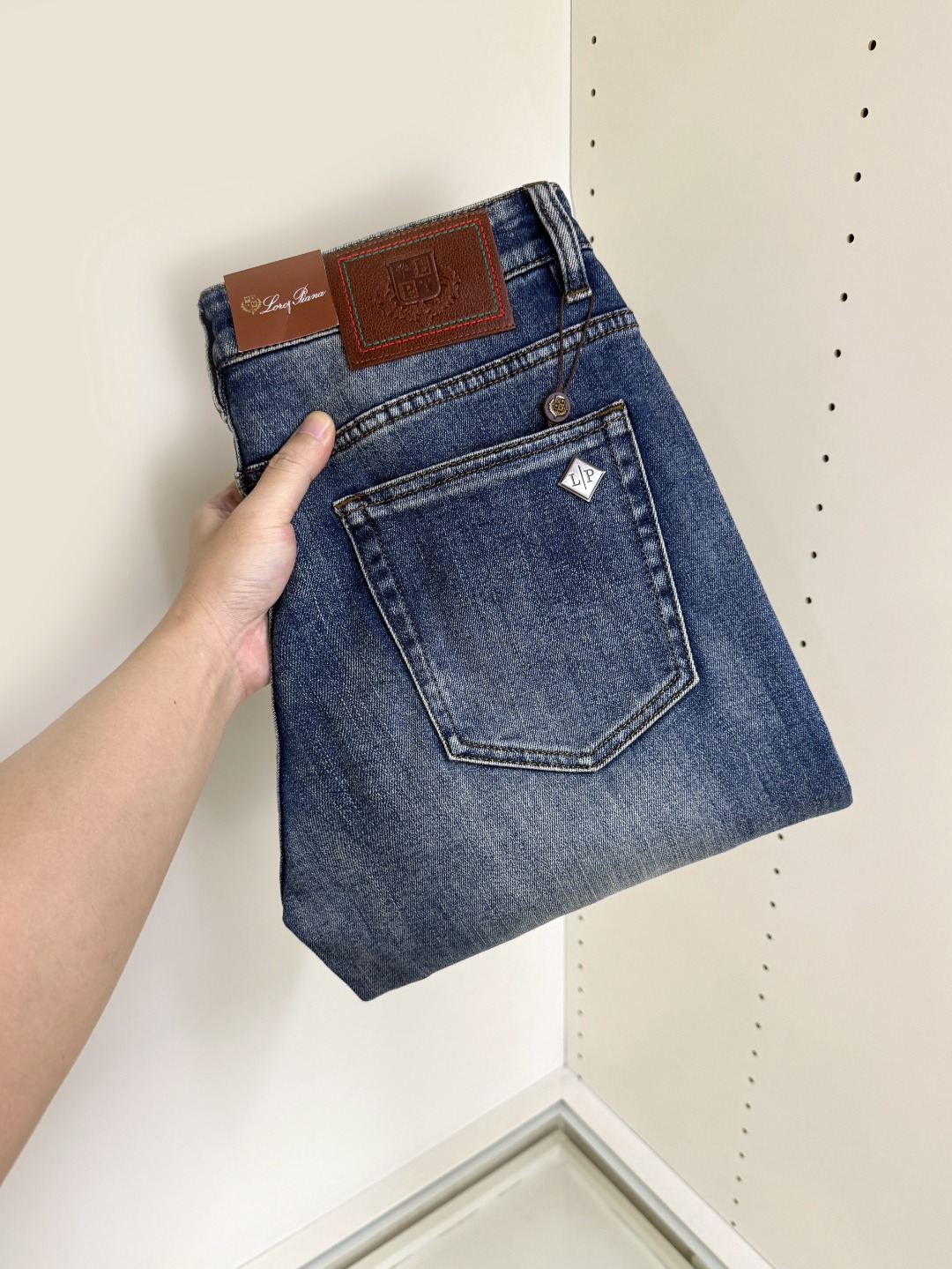 NO:644924,LP Nuoyoupanya is coming. New and new products are available at counters. The best jeans counters in physical stores have original 1:1 quality products, suitable for all ages. The highest version of European imported fabrics on the market. Comfortable, soft and skin-friendly, the upper body effect is super fashionable and versatile, straight and stylish, a wardrobe must-have!  Suitable for any occasion, sizes 30-40,,loro piana,jeans,alexander wang19860909LP 诺悠翩雅 爆款来袭 新款新品 专柜有售 实体店已极品牛仔裤专柜原版1:1好货,适合各个年龄段.市场最高版本的欧洲进口面料.舒适柔软亲肤,上身效果超级棒时尚百搭,笔挺有型,衣橱必备！适合任何场合穿着 尺码30-40,,loro piana,jeans,alexander wang,Men's clothing