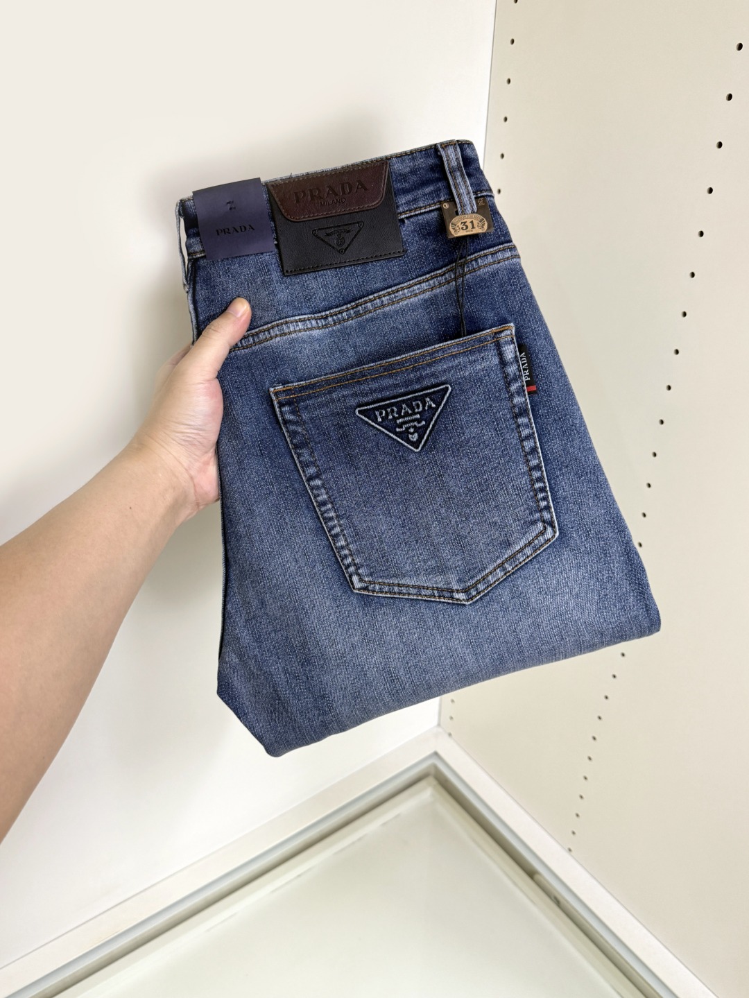 NO:644926,Prada's hottest new products are coming. New products are available at counters. The physical store has the best jeans counters with original 1:1 quality products, suitable for all ages. The highest version of European imported fabrics on the market. Comfortable, soft and skin-friendly, the upper body effect is super fashionable and versatile, straight and stylish, a wardrobe must-have!  Suitable for any occasion, sizes 30-40, prada, prada, jeans, alexander wang19860909Prada 普拉达 爆款来袭 新款新品 专柜有售 实体店已极品牛仔裤专柜原版1:1好货,适合各个年龄段.市场最高版本的欧洲进口面料.舒适柔软亲肤,上身效果超级棒时尚百搭,笔挺有型,衣橱必备！适合任何场合穿着 尺码30-40,,prada,prada,jeans,alexander wang,Men's clothing