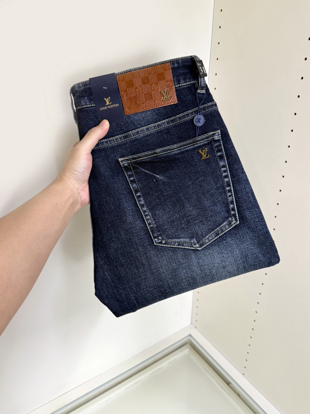 NO:644929,LV Louis Vuitton's hottest new products are coming. New products are available at counters. The best jeans counters in physical stores have original 1:1 goods, suitable for all ages. The highest version of European imported fabrics on the market. Comfortable, soft and skin-friendly, with super upper body effect, fashionable and versatile, straight and stylish, a wardrobe must-have!  Suitable for any occasion, sizes 30-40,,louis vuitton,louis vuitton,jeans,alexander wang19860909LV 路易威登 爆款来袭 新款新品 专柜有售 实体店已极品牛仔裤专柜原版1:1好货,适合各个年龄段.市场最高版本的欧洲进口面料.舒适柔软亲肤,上身效果超级棒时尚百搭,笔挺有型,衣橱必备！适合任何场合穿着 尺码30-40,,louis vuitton,louis vuitton,jeans,alexander wang,Men's clothing