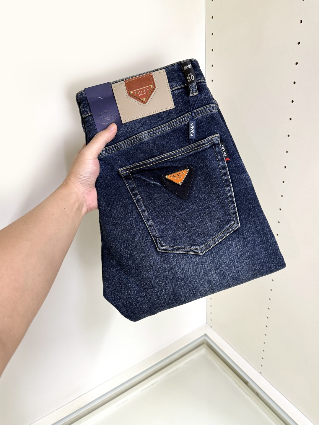 NO:644932,Prada's hottest new products are coming. New products are available at counters. The physical store has the best jeans counters with original 1:1 quality products, suitable for all ages. The highest version of European imported fabrics on the market. Comfortable, soft and skin-friendly, the upper body effect is super fashionable and versatile, straight and stylish, a wardrobe must-have!  Suitable for any occasion, sizes 30-40, prada, prada, jeans, alexander wang19860909Prada 普拉达 爆款来袭 新款新品 专柜有售 实体店已极品牛仔裤专柜原版1:1好货,适合各个年龄段.市场最高版本的欧洲进口面料.舒适柔软亲肤,上身效果超级棒时尚百搭,笔挺有型,衣橱必备！适合任何场合穿着 尺码30-40,,prada,prada,jeans,alexander wang,Men's clothing