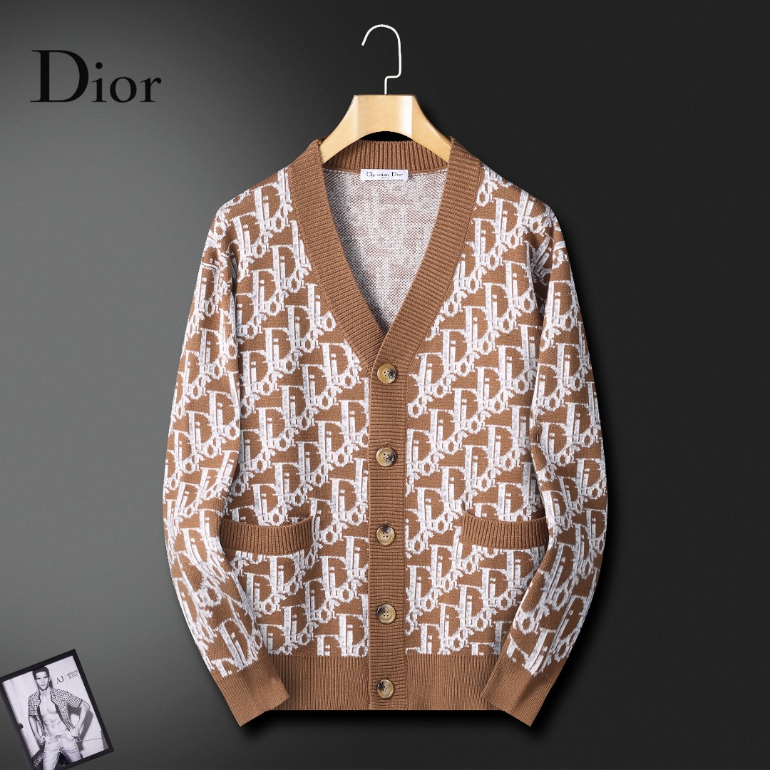 NO:644934,DIOR Dior 2025 new fashion cardigan sweater, high version, wool blend material, skin-friendly, not stuck, no pilling, soft to the touch, super comfortable, fashionable and personalized, super versatile and good-looking V-neck sweater, very suitable for both men and women, a must-have, size M-3XL (five sizes),, dior, dior, sweaters, alexander wang19860909DIOR 迪奥 2025新款时尚开衫毛衣 高版本高版本 羊毛混纺材质,亲肤不扎身,不起球、 手感很柔软、超级舒服 时尚又个性 超级百搭好看的V领毛衣 男女都非常合适 人手必备款 码数M-3XL（五个尺码）,,dior,dior,sweaters,alexander wang,Men's clothing