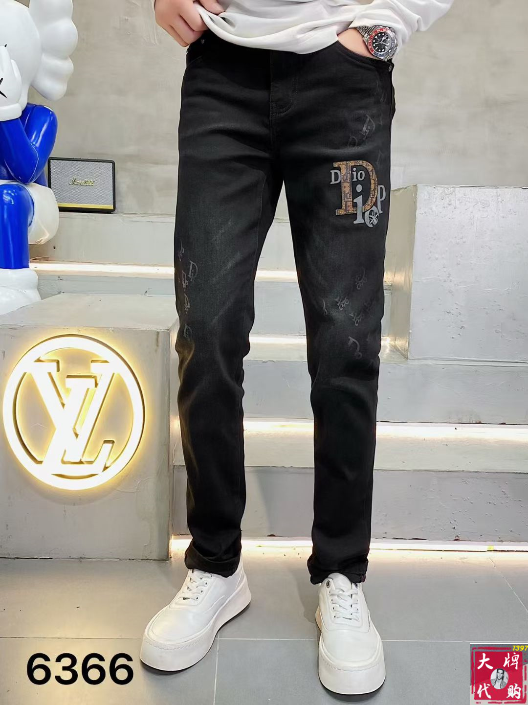 NO:648639,DIOR Dior men's jeans original factory original fabric original wash water!  Imported original washed elastic fabric, complicated handicraft superposition, any washing process will turn into a completely different color effect if you stay for a few seconds longer, so it is more precious, especially durable and taste-resistant... Use the best elastic texture of tannin, genuine leather labels, high-end metal accessories... to create a unique and original jeans style!  Original hardware accessories, super correct fit, comfortable and breathable, extremely high grade, counter quality, handsome upper body. Size 29-38, dior, dior, jeans, alexander wang19860909DIOR 迪奥 男士牛仔裤原厂原布原洗水！进口原版水洗弹力面料,复杂的手工艺叠加,任何一个洗水环节多停留几秒都会变成完全不一样的颜色效果,所以越加珍贵,特别持久、耐味…… 选用上乘的丹宁弹力质感,真皮皮牌、高定的金属辅料……打造出独特及原创的牛仔裤款型！原版五金辅料,版型超正,舒适透气,档次极高,专柜品质,上身帅气十足.码数29-38,,dior,dior,jeans,alexander wang,Men's clothing