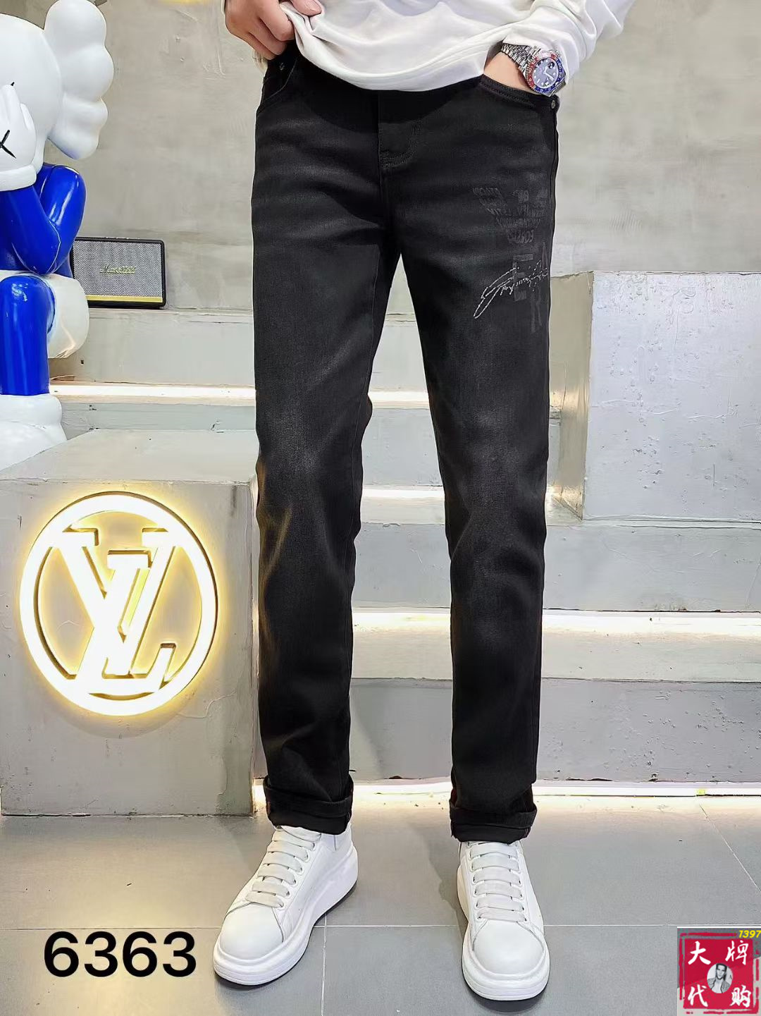 NO:648649,Armani Armani men's jeans original factory original fabric original wash water!  Imported original washed elastic fabric, complicated handicraft superposition, any washing process will turn into a completely different color effect if you stay for a few seconds longer, so it is more precious, especially durable and taste-resistant... Use the best elastic texture of tannin, genuine leather labels, high-end metal accessories... to create a unique and original jeans style!  Original hardware accessories, super correct fit, comfortable and breathable, extremely high grade, counter quality, handsome upper body. Size 29-38, armani, armani, jeans, alexander wang19860909Armani 阿玛尼 男士牛仔裤原厂原布原洗水！进口原版水洗弹力面料,复杂的手工艺叠加,任何一个洗水环节多停留几秒都会变成完全不一样的颜色效果,所以越加珍贵,特别持久、耐味…… 选用上乘的丹宁弹力质感,真皮皮牌、高定的金属辅料……打造出独特及原创的牛仔裤款型！原版五金辅料,版型超正,舒适透气,档次极高,专柜品质,上身帅气十足.码数29-38,,armani,armani,jeans,alexander wang,Men's clothing